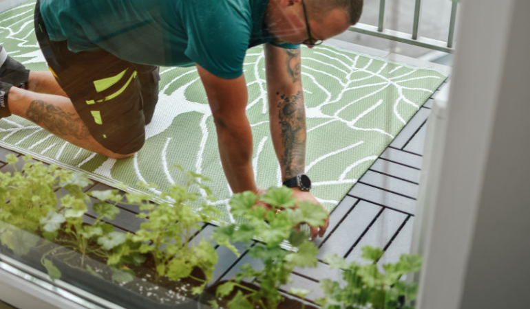 pokl&aacute;d&aacute;n&iacute; koberce na balkon odborn&iacute;kem