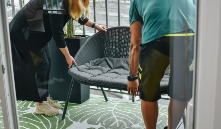 p&aacute;r nesouc&iacute; balkonov&yacute; n&aacute;bytek na balkon