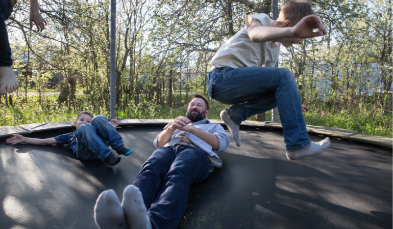 z&aacute;bava cel&eacute; rodiny na trampol&iacute;ně