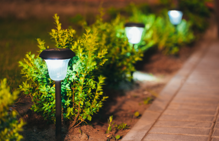 Lampy nap&aacute;jen&eacute; sol&aacute;rn&iacute; energi&iacute; v řadě