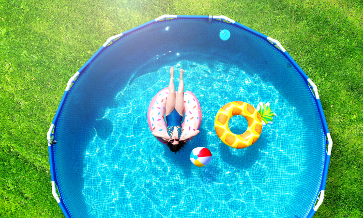 žena relaxuj&iacute;c&iacute; v zahradn&iacute;m baz&eacute;nu na r&aacute;mu