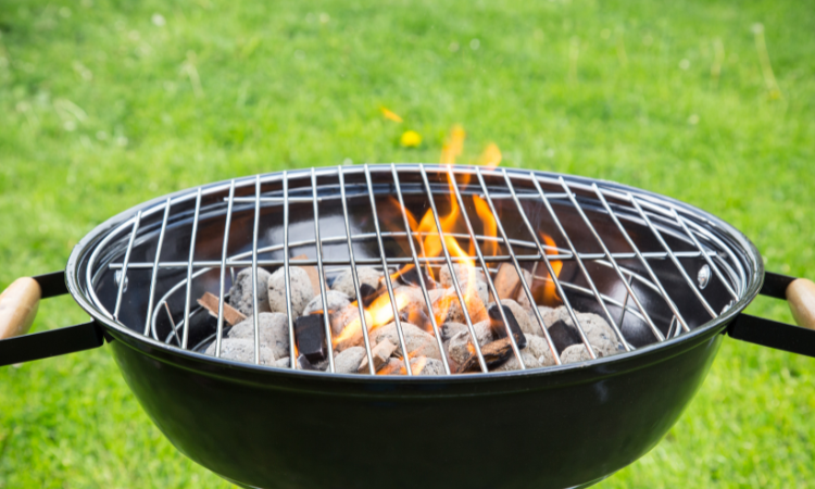 rovnoměrně rozložen&yacute; a hoř&iacute;c&iacute; briket na dom&aacute;c&iacute;m grilu
