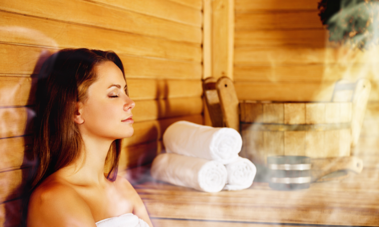 žena relaxuj&iacute;c&iacute; v tradičn&iacute; sauně