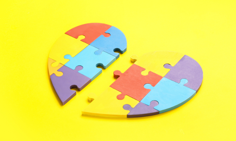 srdce z barevn&yacute;ch kousků puzzl&iacute;