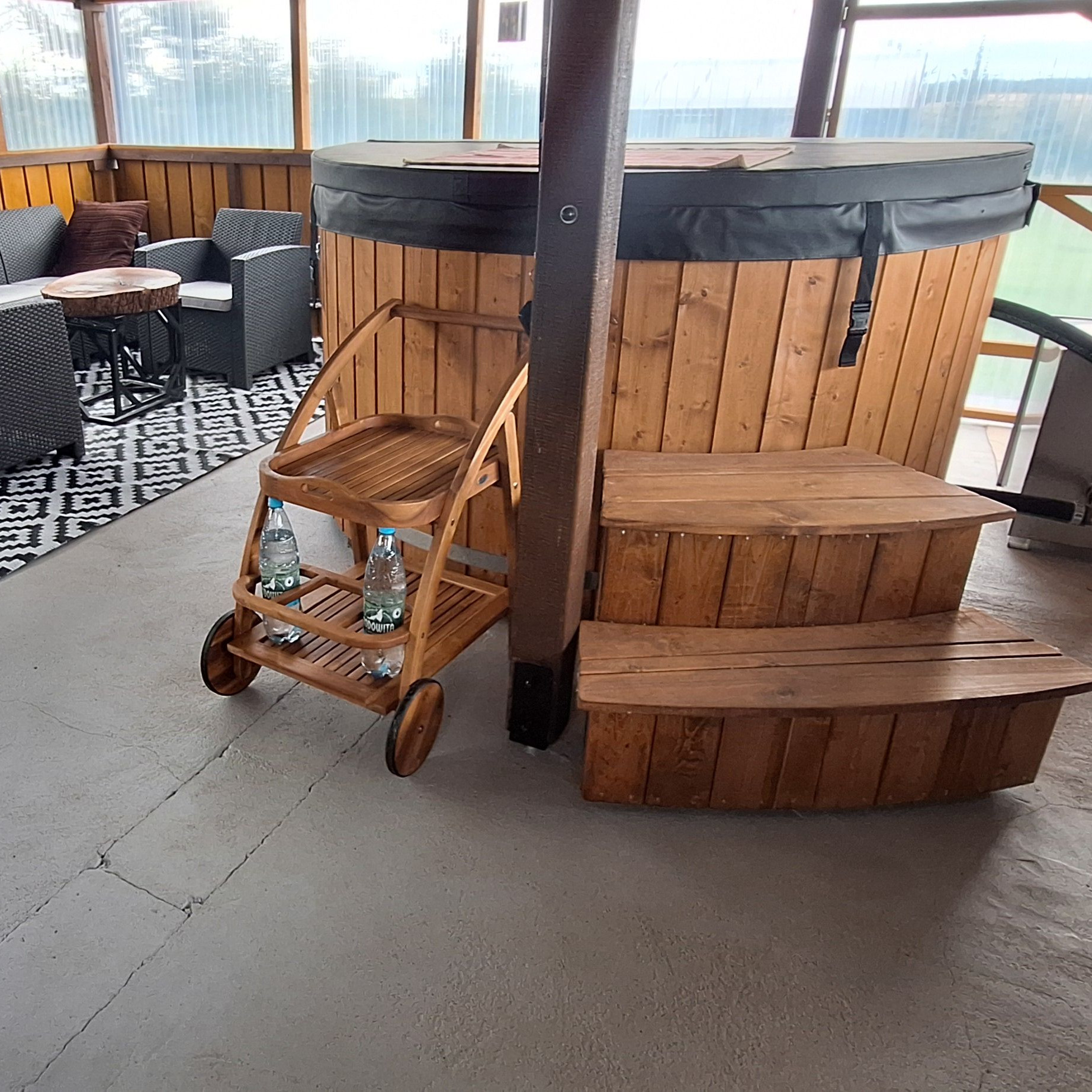 Dřevěný zahradní bar Bjørkka AKADIA z akácie fotografie realizace 1