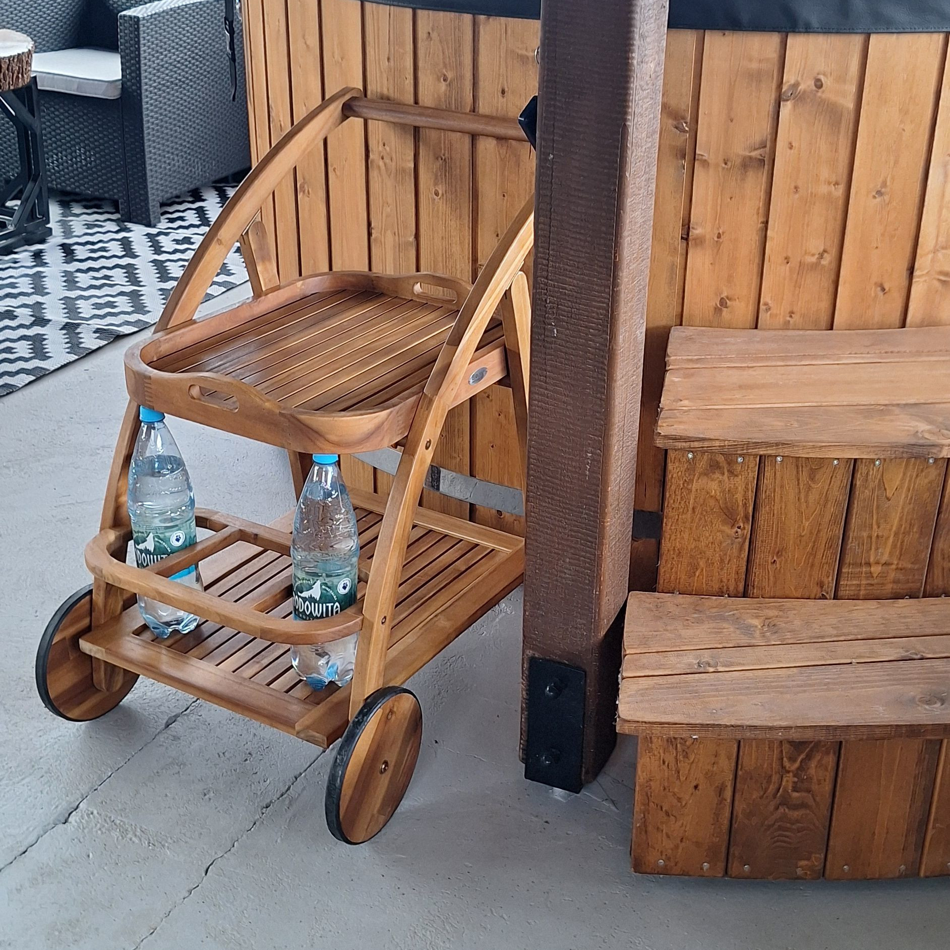 Dřevěný zahradní bar Bjørkka AKADIA z akácie fotografie realizace 3