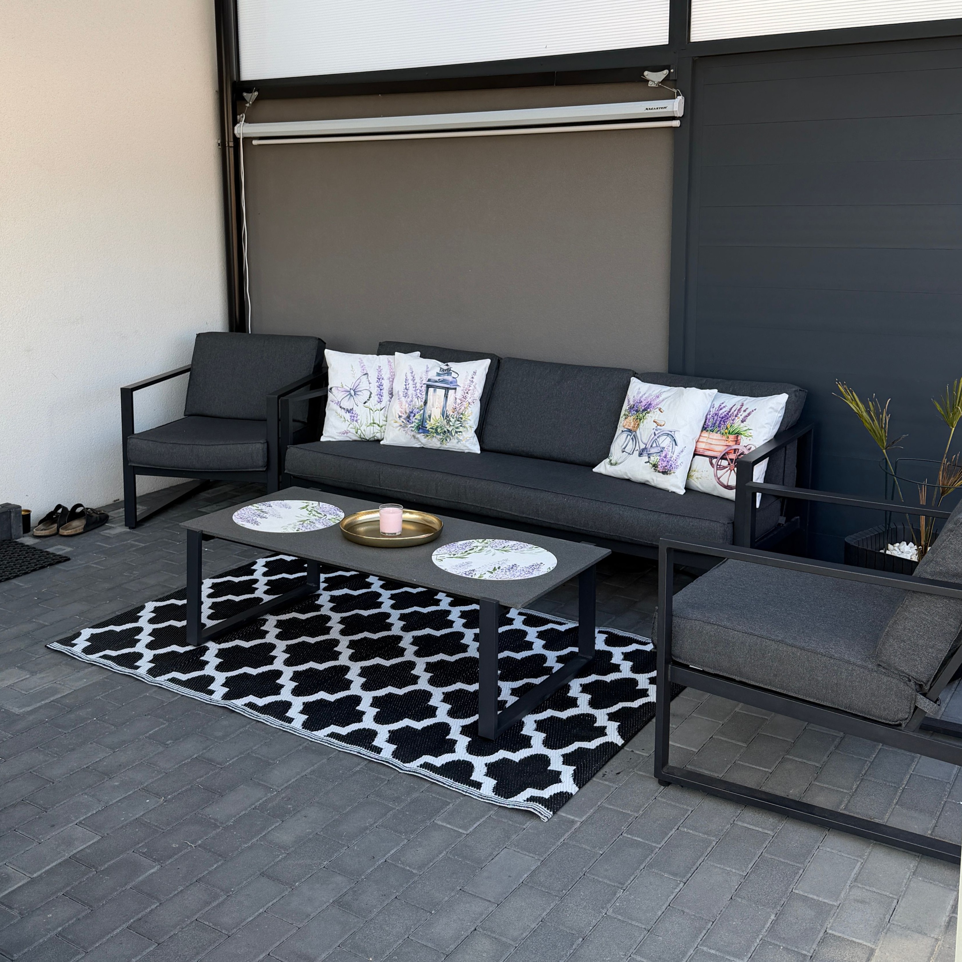Venkovní koberec MoodMe Agenda 120x180 cm – černý fotografie realizace 1