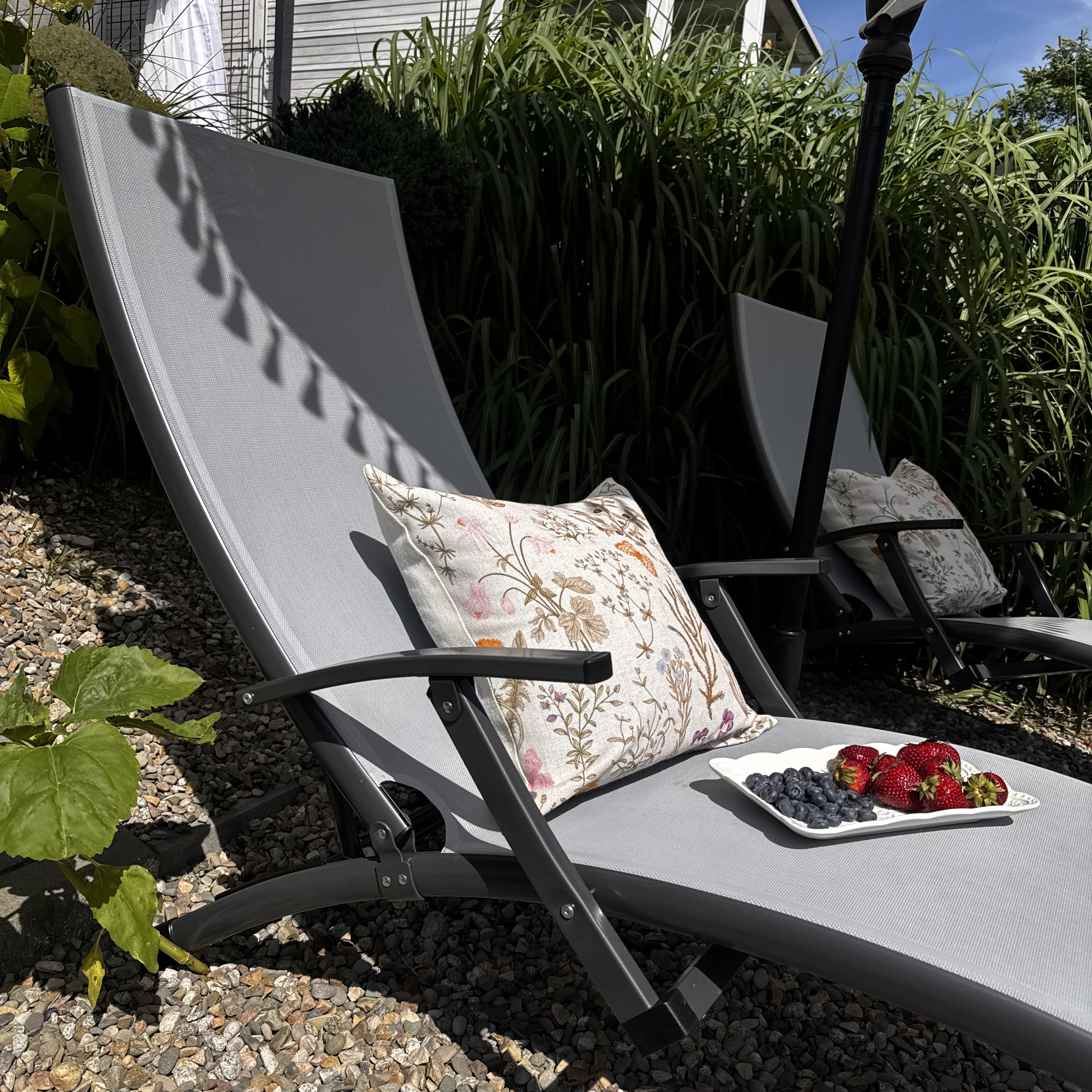 Hliníkové zahradní lehátko Bjørkka RELAX Grey fotografie realizace 3