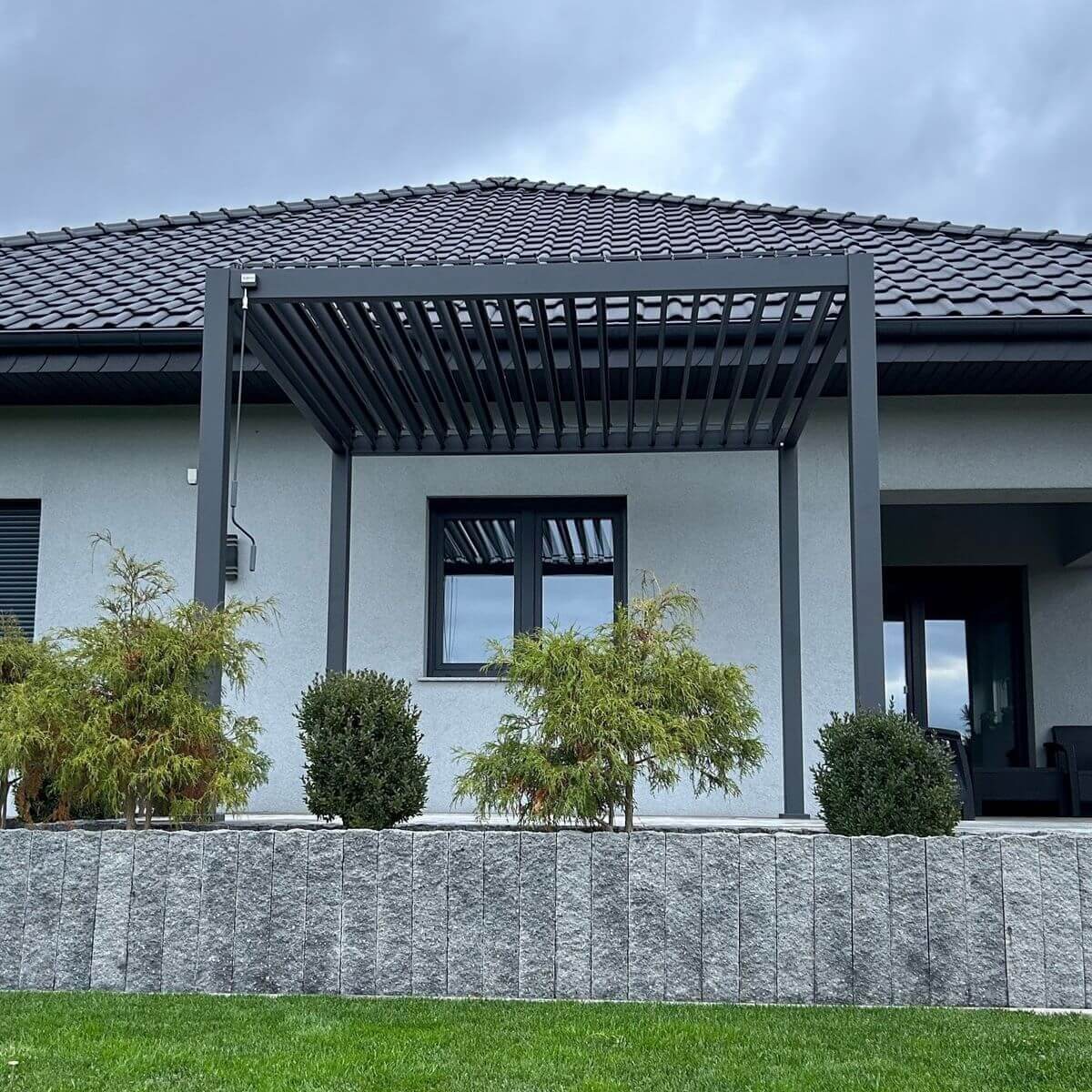 Hliníková pergola Gutroof Premium 3x3 m antracit fotografie realizace 1