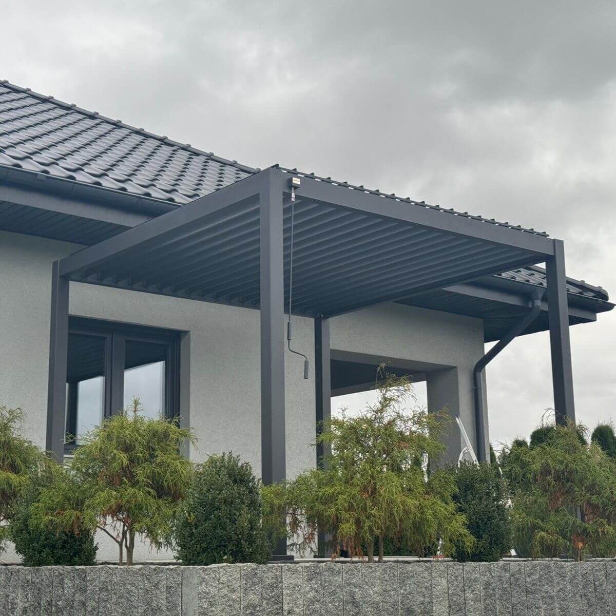Hliníková pergola Gutroof Premium 3x3 m antracit fotografie realizace 3