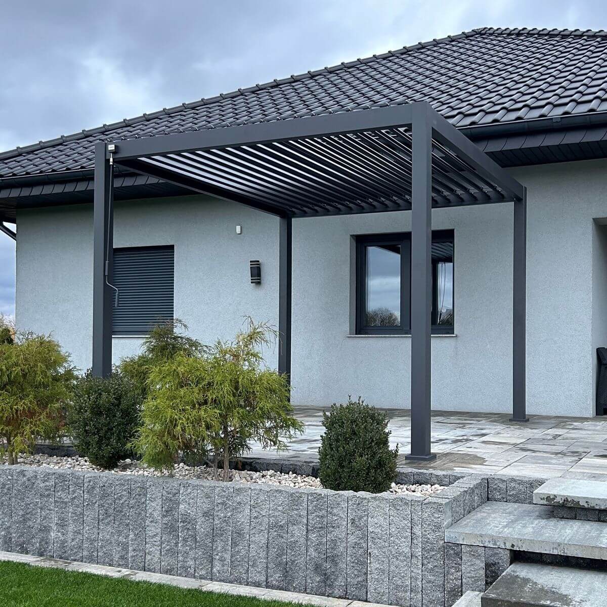 Hliníková pergola Gutroof Premium 3x3 m antracit fotografie realizace 5
