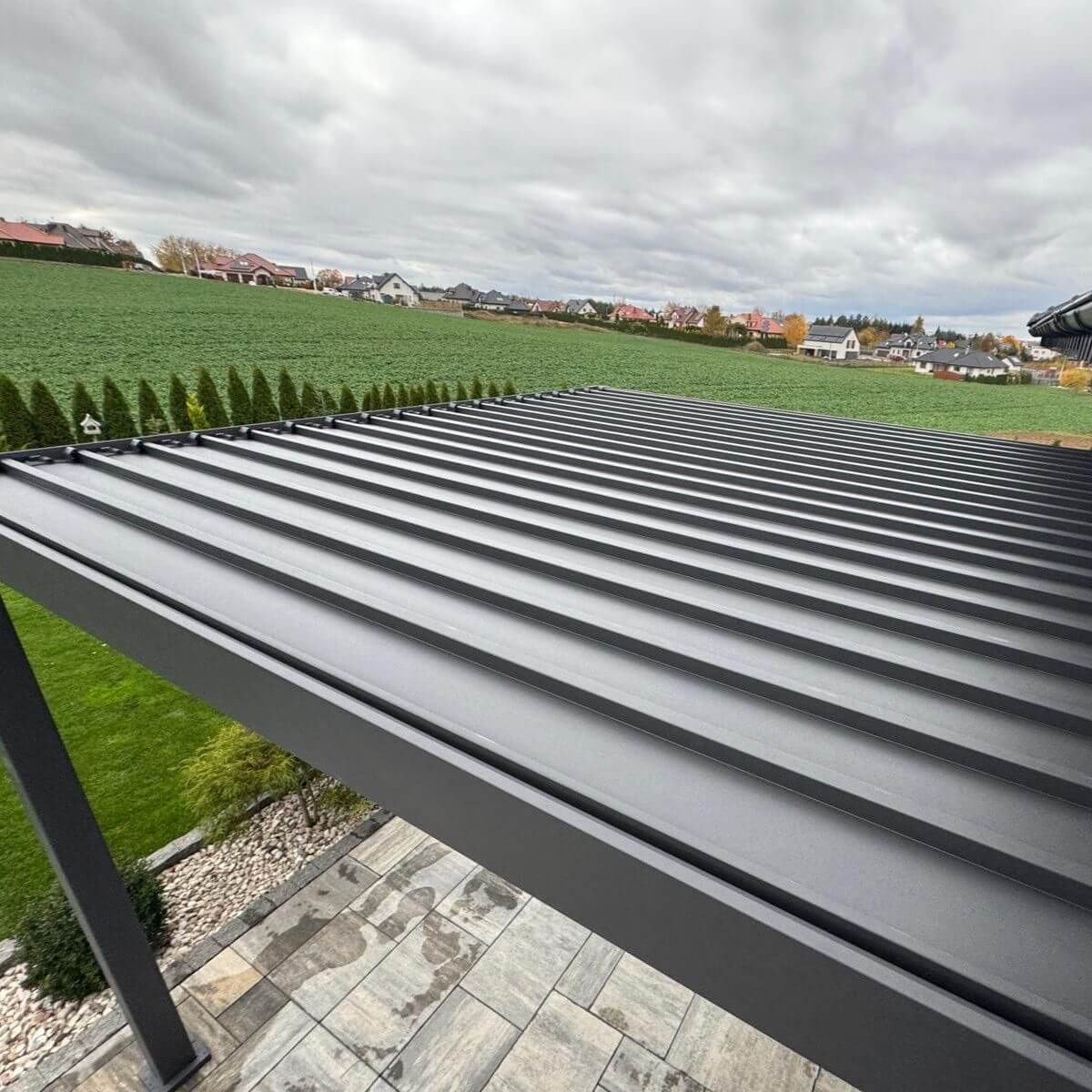 Hliníková pergola Gutroof Premium 3x3 m antracit fotografie realizace 9