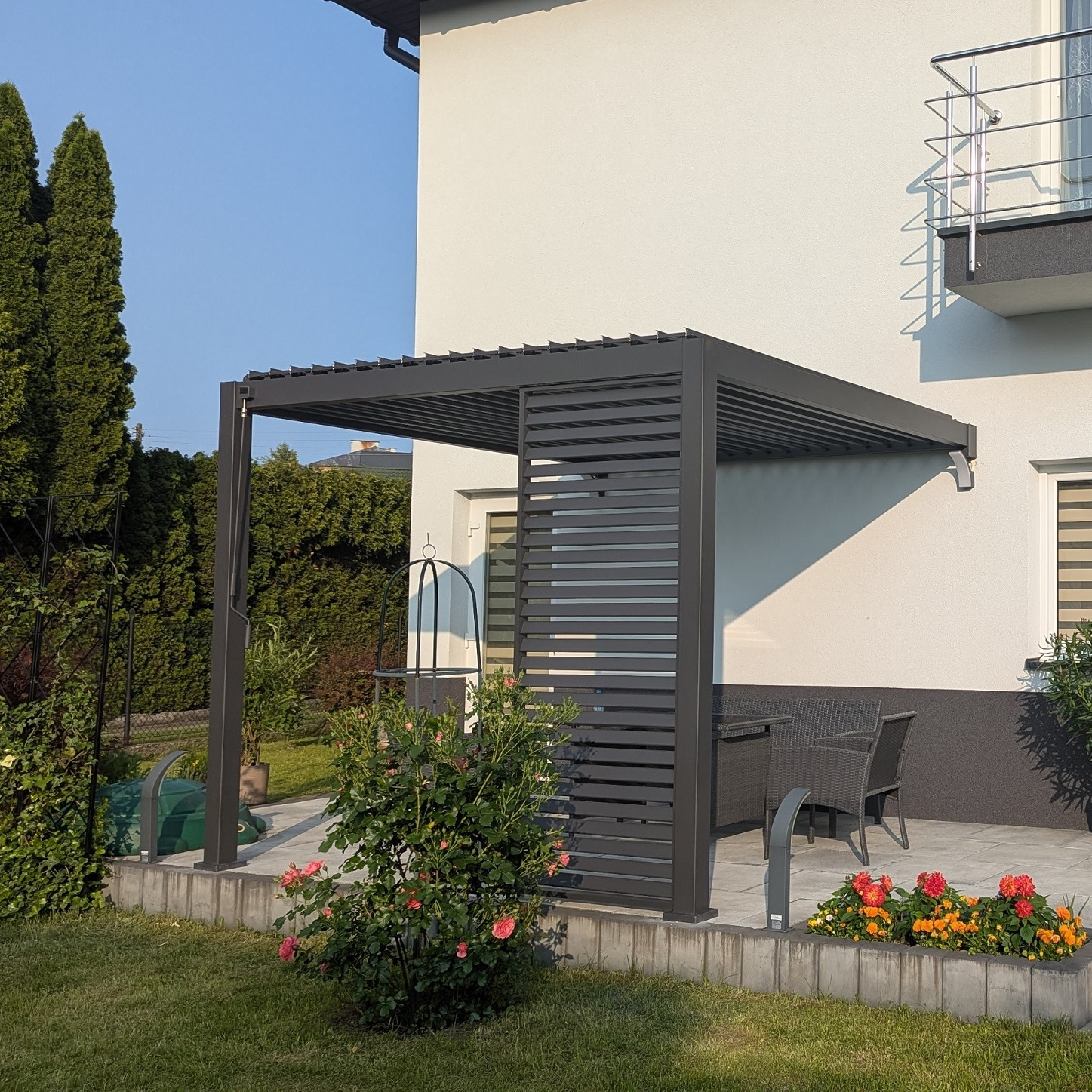 Hliníková pergola ke stěně Gutroof Premium 3x3 m antracit fotografie realizace 1
