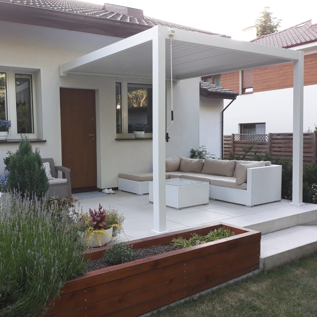 Hliníková pergola ke stěně Gutroof Premium 3x3 m bílá fotografie realizace 4