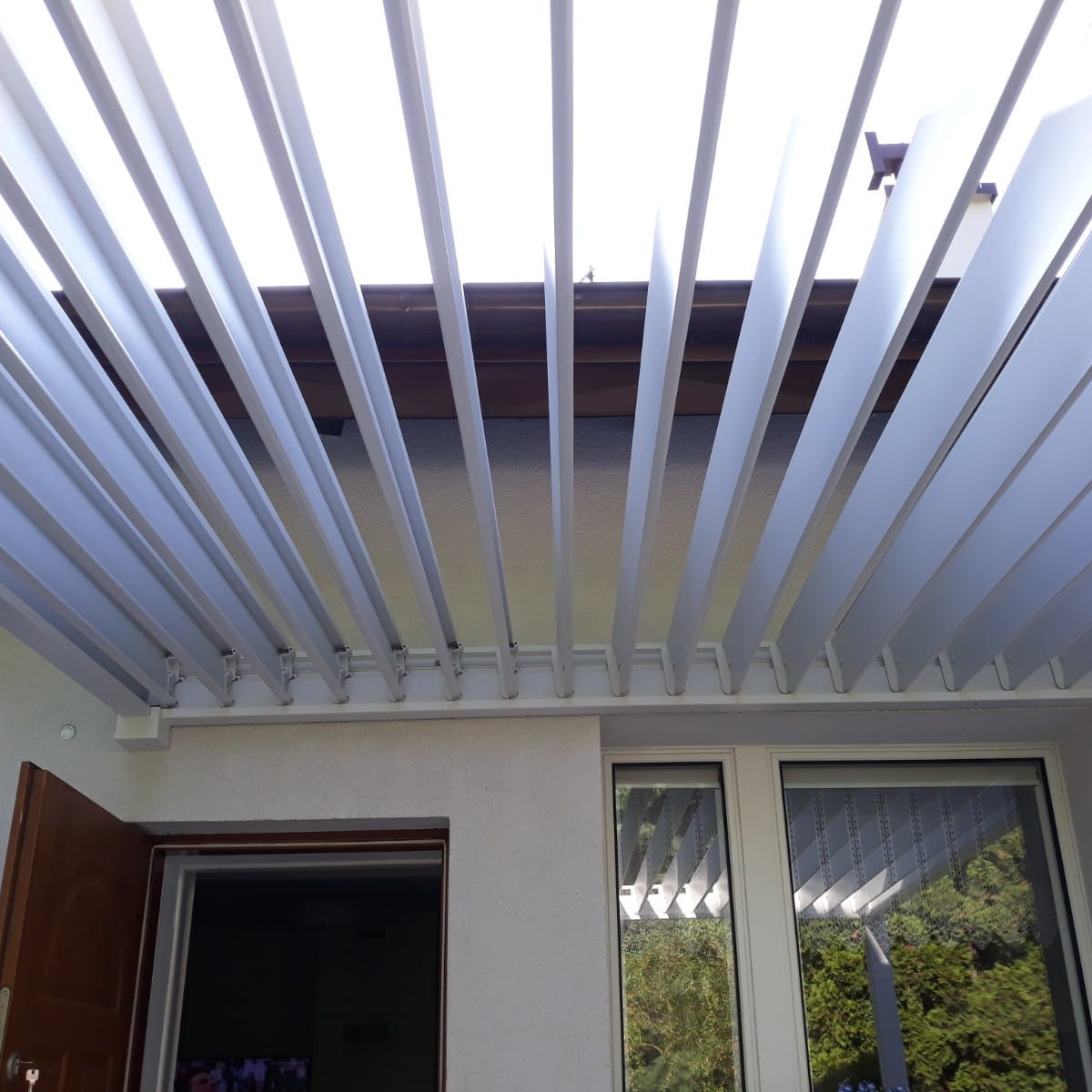 Hliníková pergola ke stěně Gutroof Premium 3x3 m bílá fotografie realizace 6