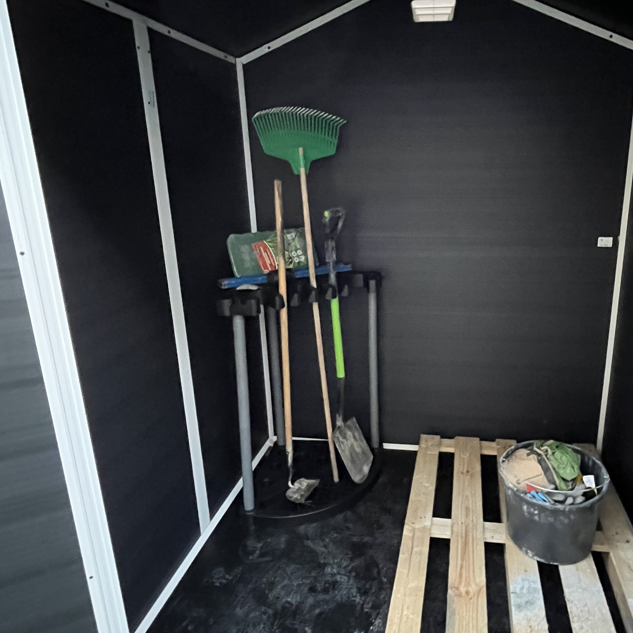 Rohový stojan na nářadí Keter Corner Tool Rack fotografie realizace 1