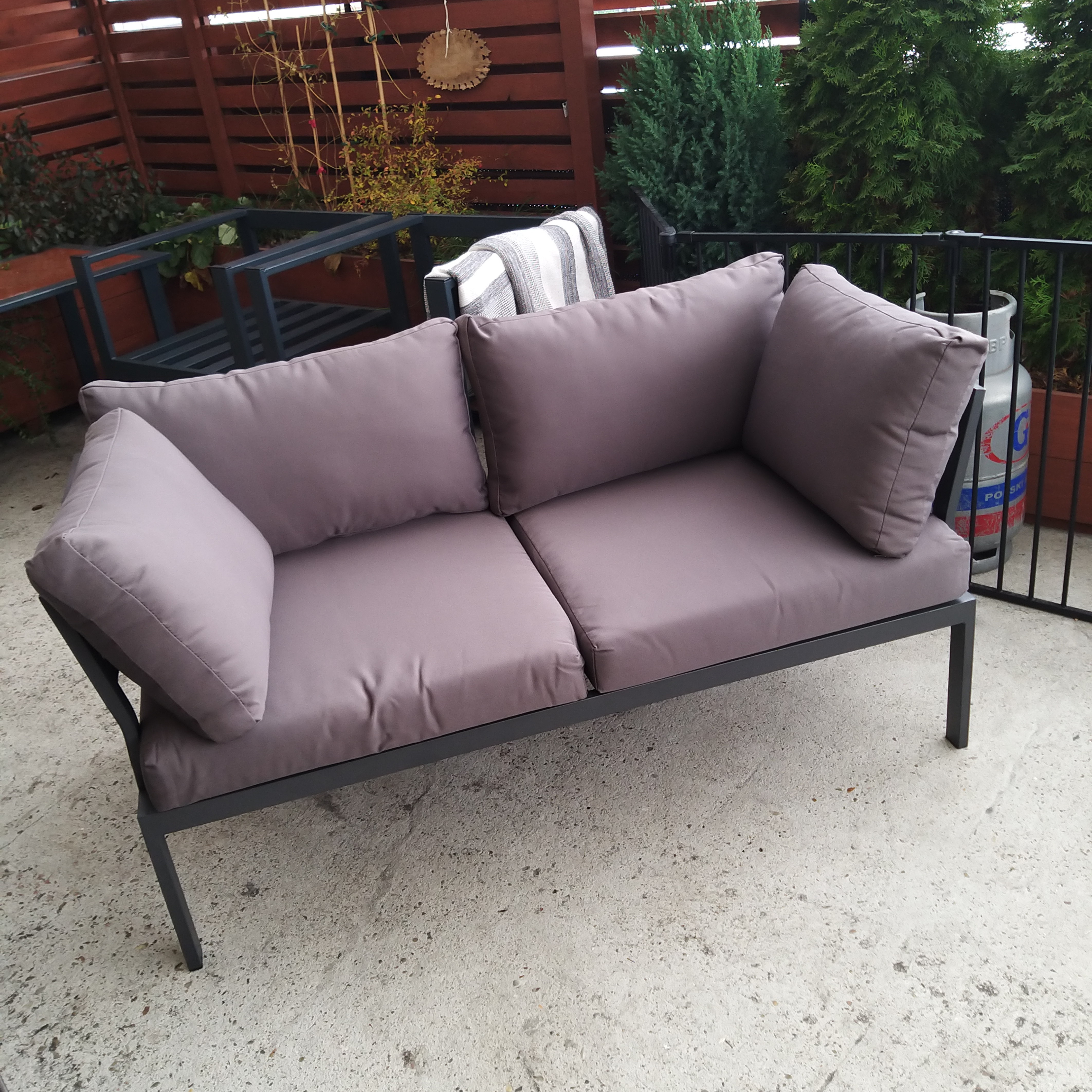 Kovová zahradní sestava Bjørkka Java Dark Grey fotografie realizace 1