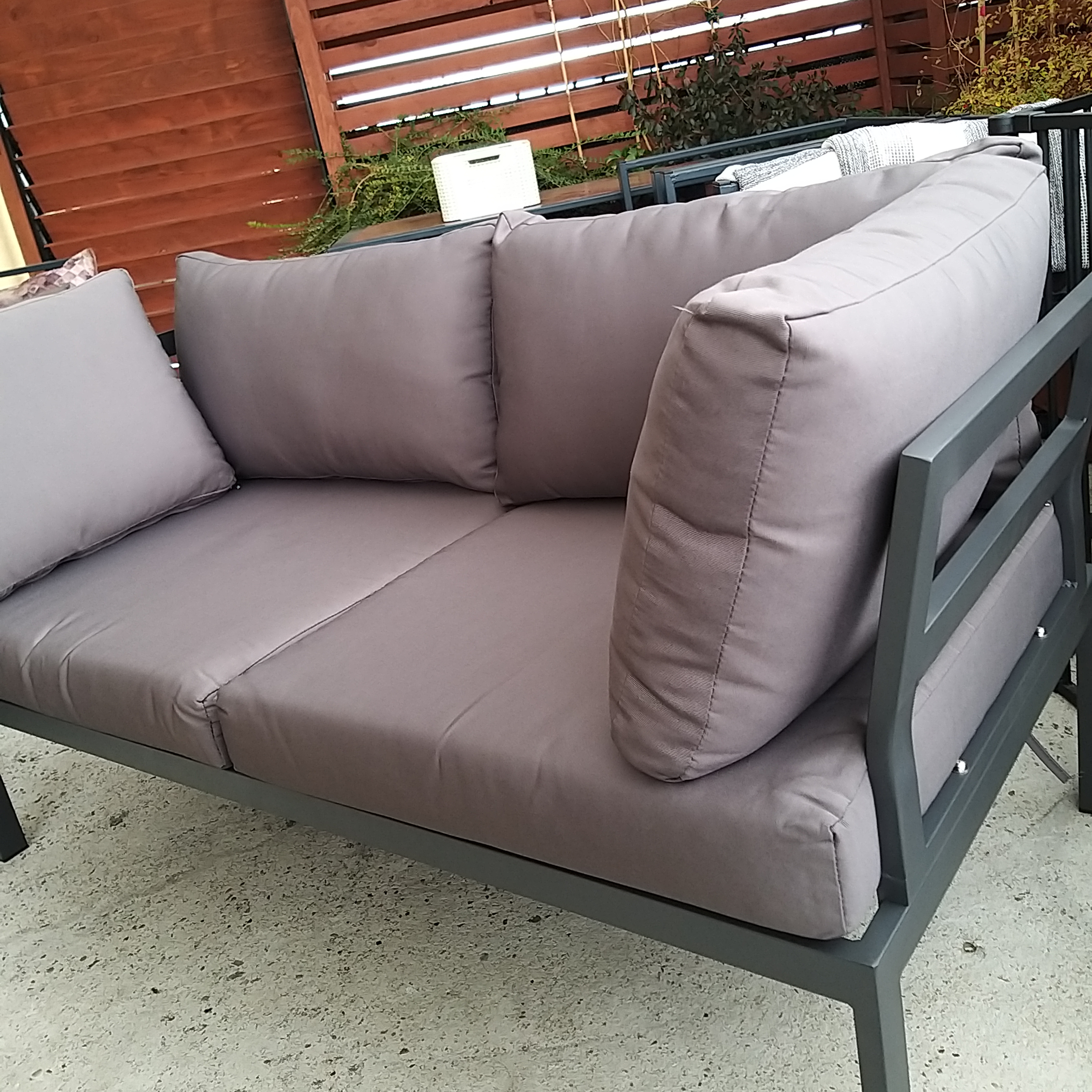 Kovová zahradní sestava Bjørkka Java Dark Grey fotografie realizace 2