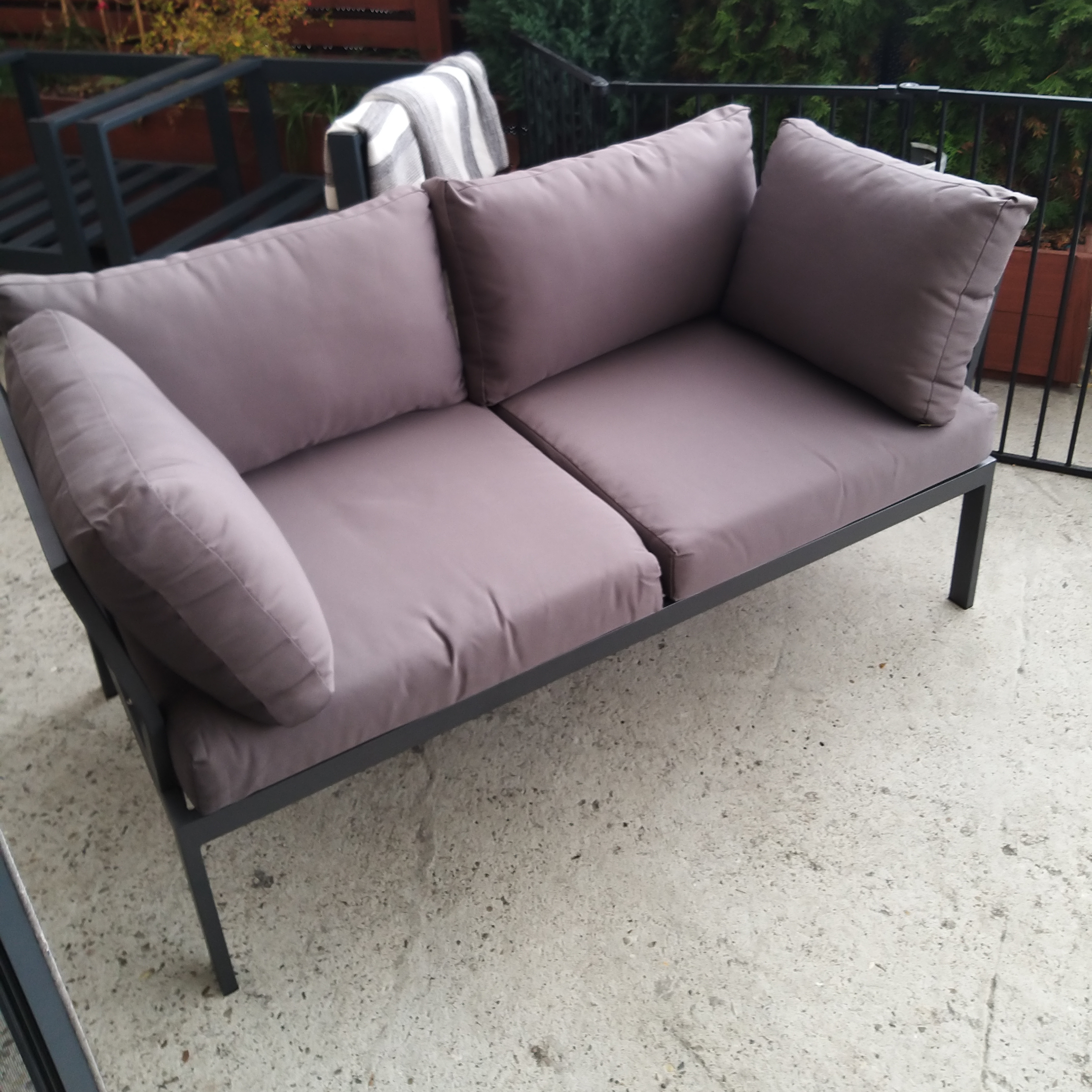 Kovová zahradní sestava Bjørkka Java Dark Grey fotografie realizace 3