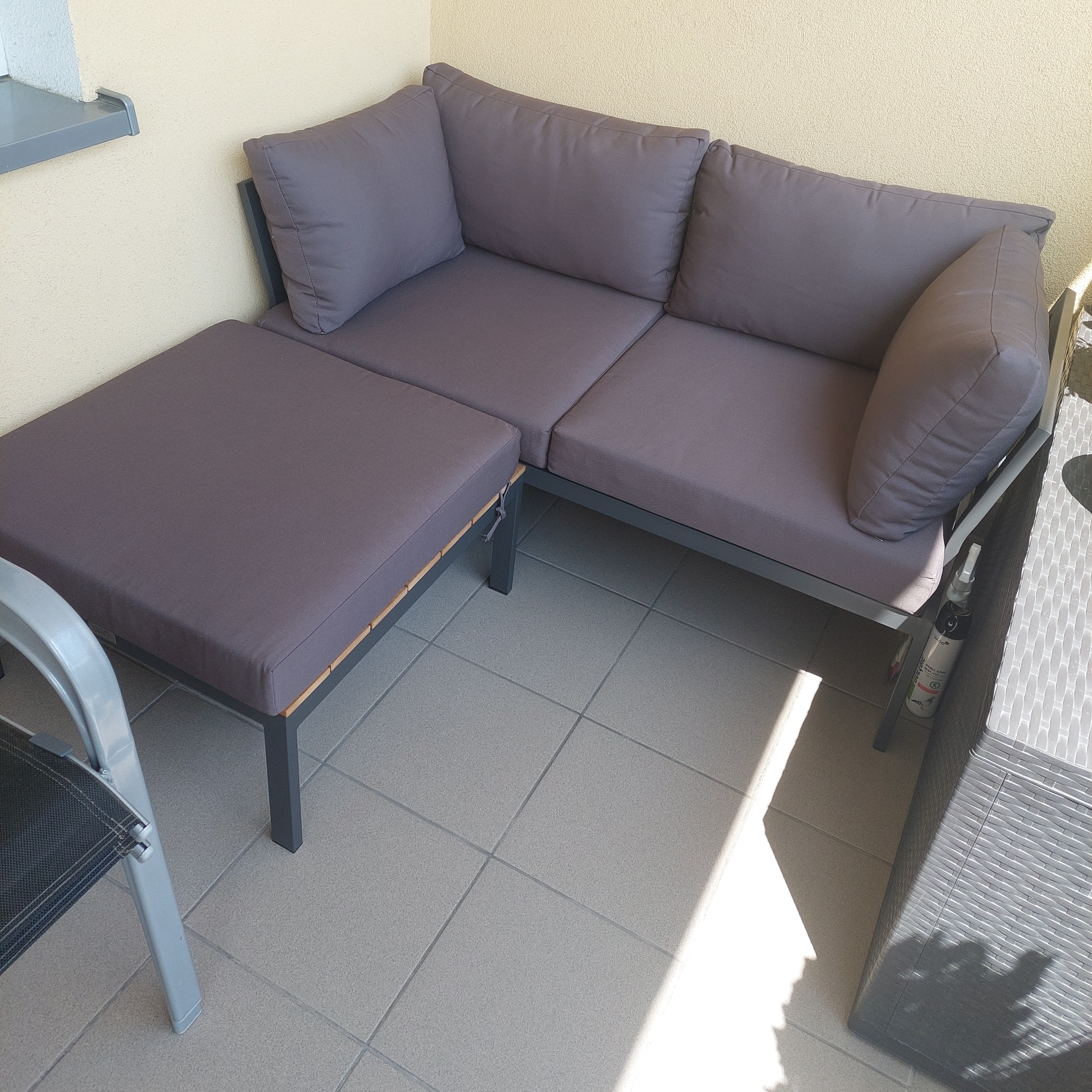 Kovová zahradní sestava Bjørkka Java Dark Grey fotografie realizace 4