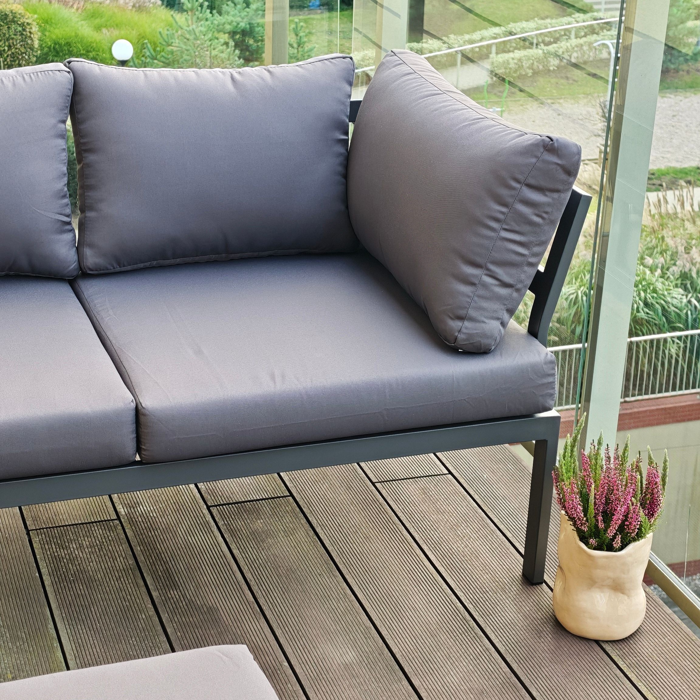 Kovová zahradní sestava Bjørkka Java Dark Grey fotografie realizace 7