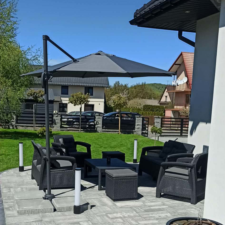 Zahradní stůl Keter Lyon – grafitový fotografie realizace 1