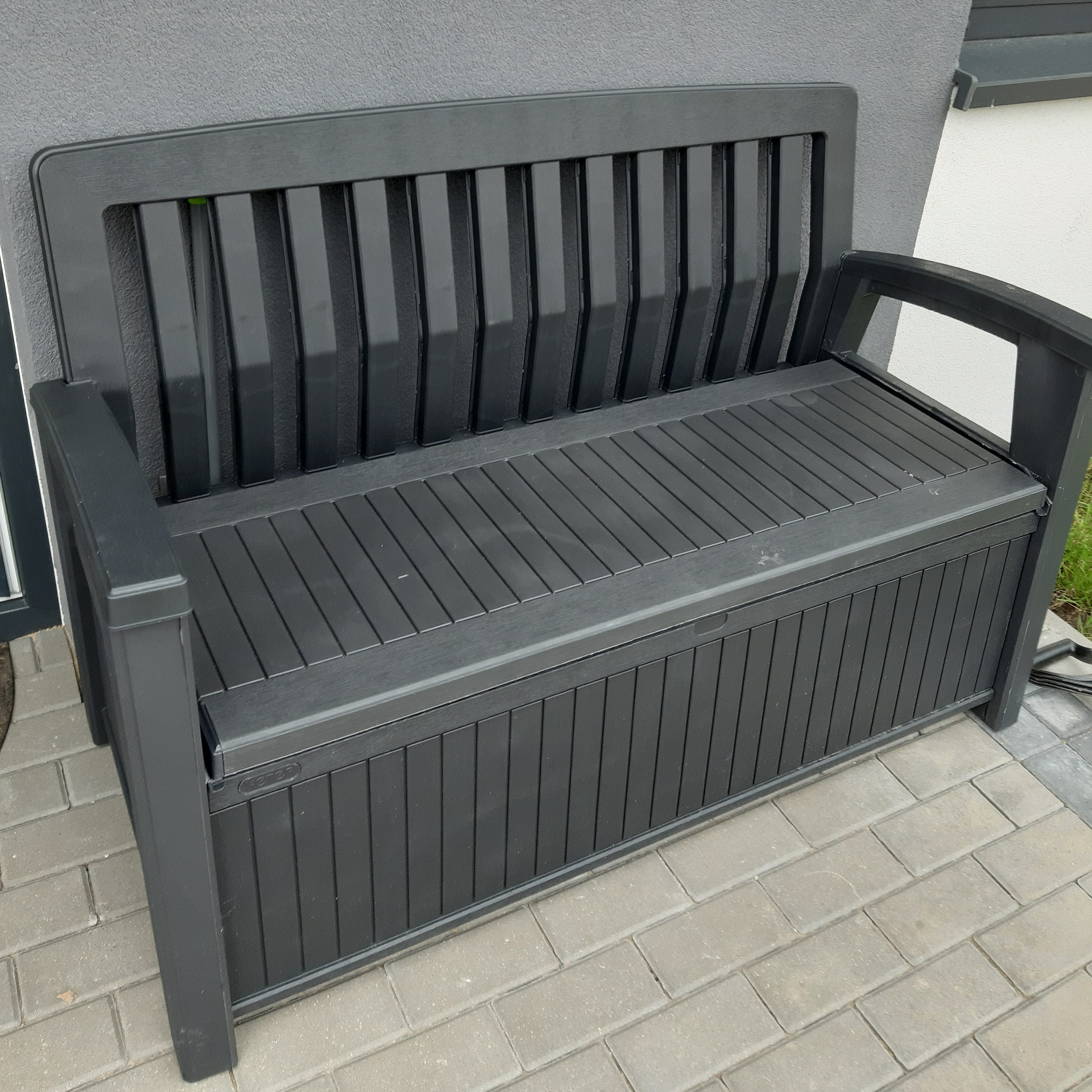 Zahradní lavička s úložným boxem Keter Patio 227L grafit fotografie realizace 1