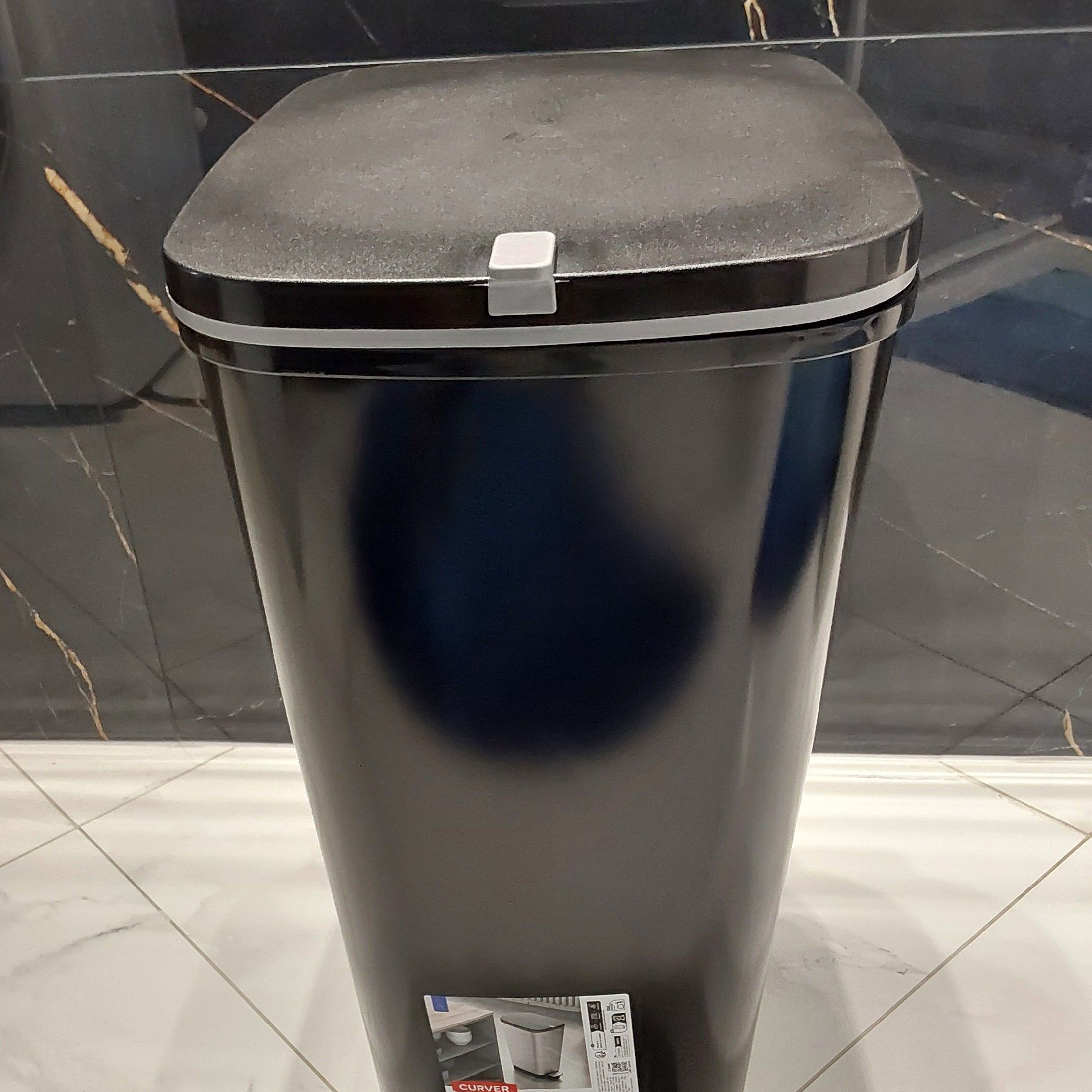 Pedálový odpadkový koš Keter 45 l černý mat fotografie realizace 1