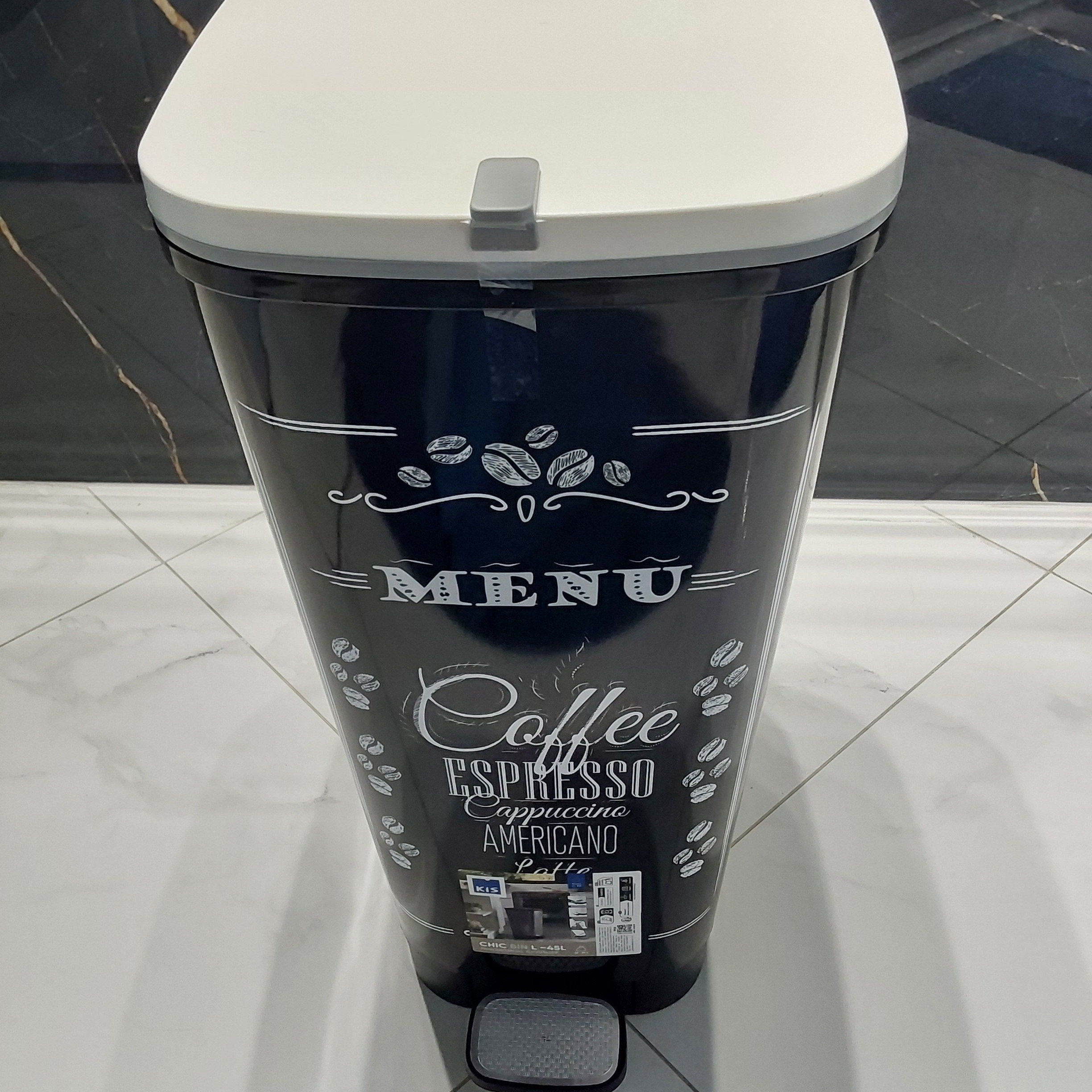 Pedálový odpadkový koš Keter 45 l Coffee Menu fotografie realizace 1