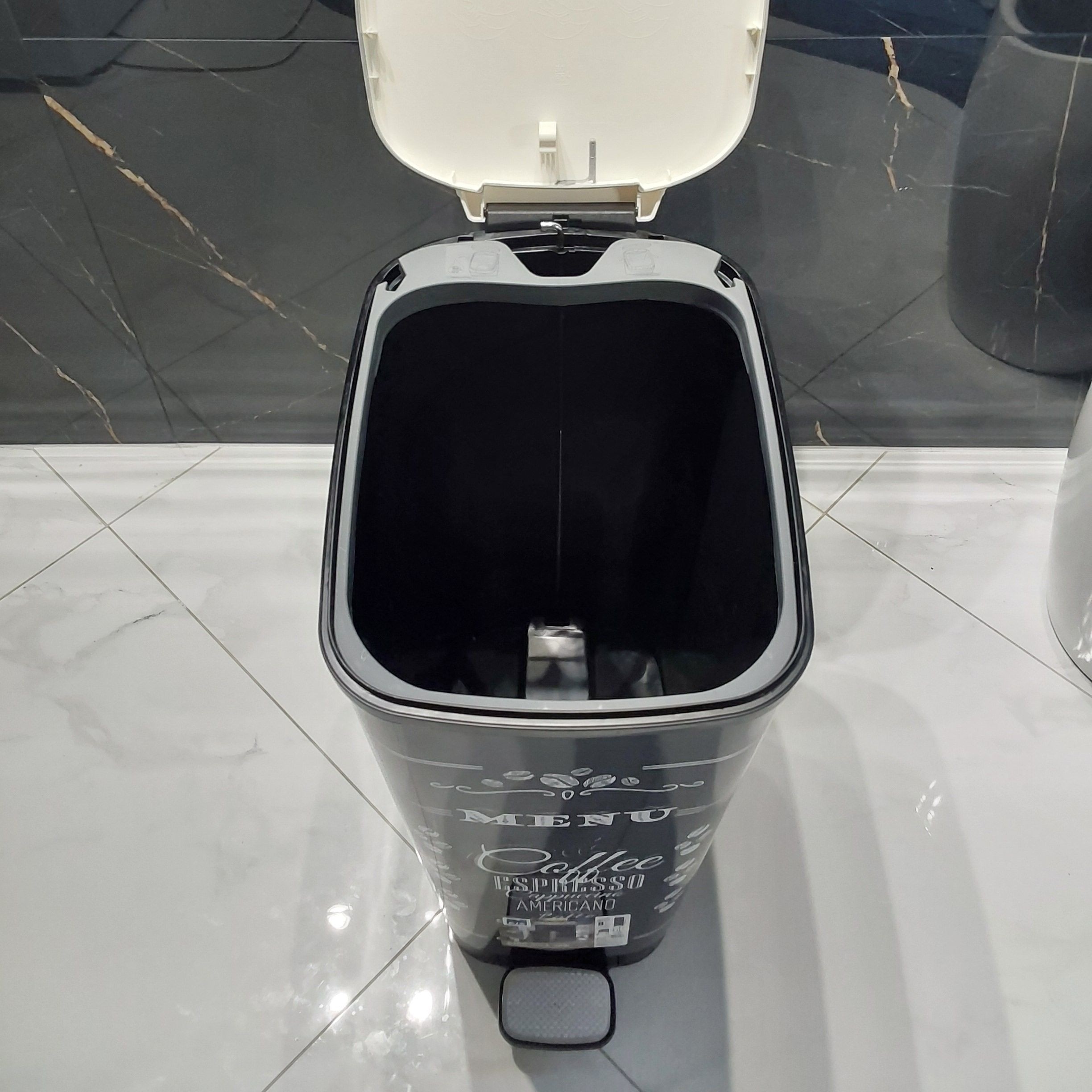 Pedálový odpadkový koš Keter 45 l Coffee Menu fotografie realizace 2