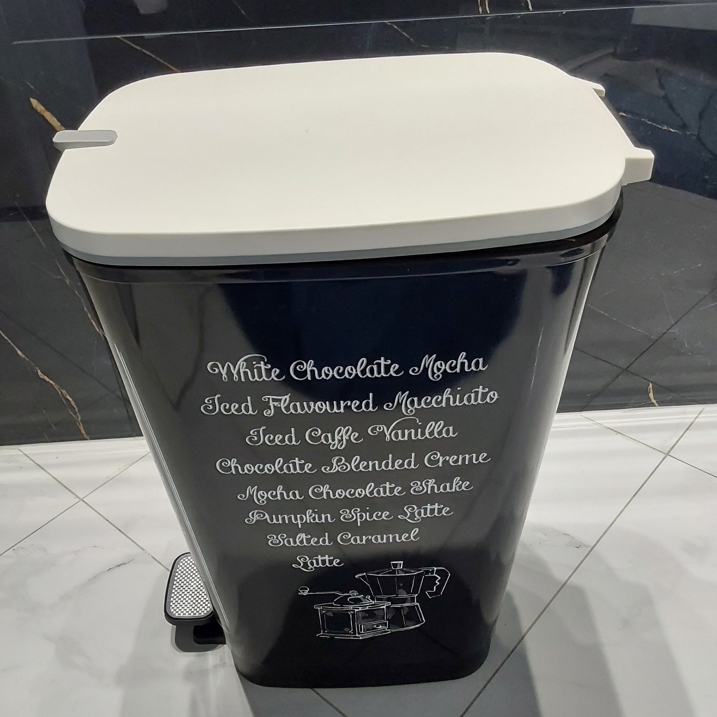 Pedálový odpadkový koš Keter 45 l Coffee Menu fotografie realizace 3