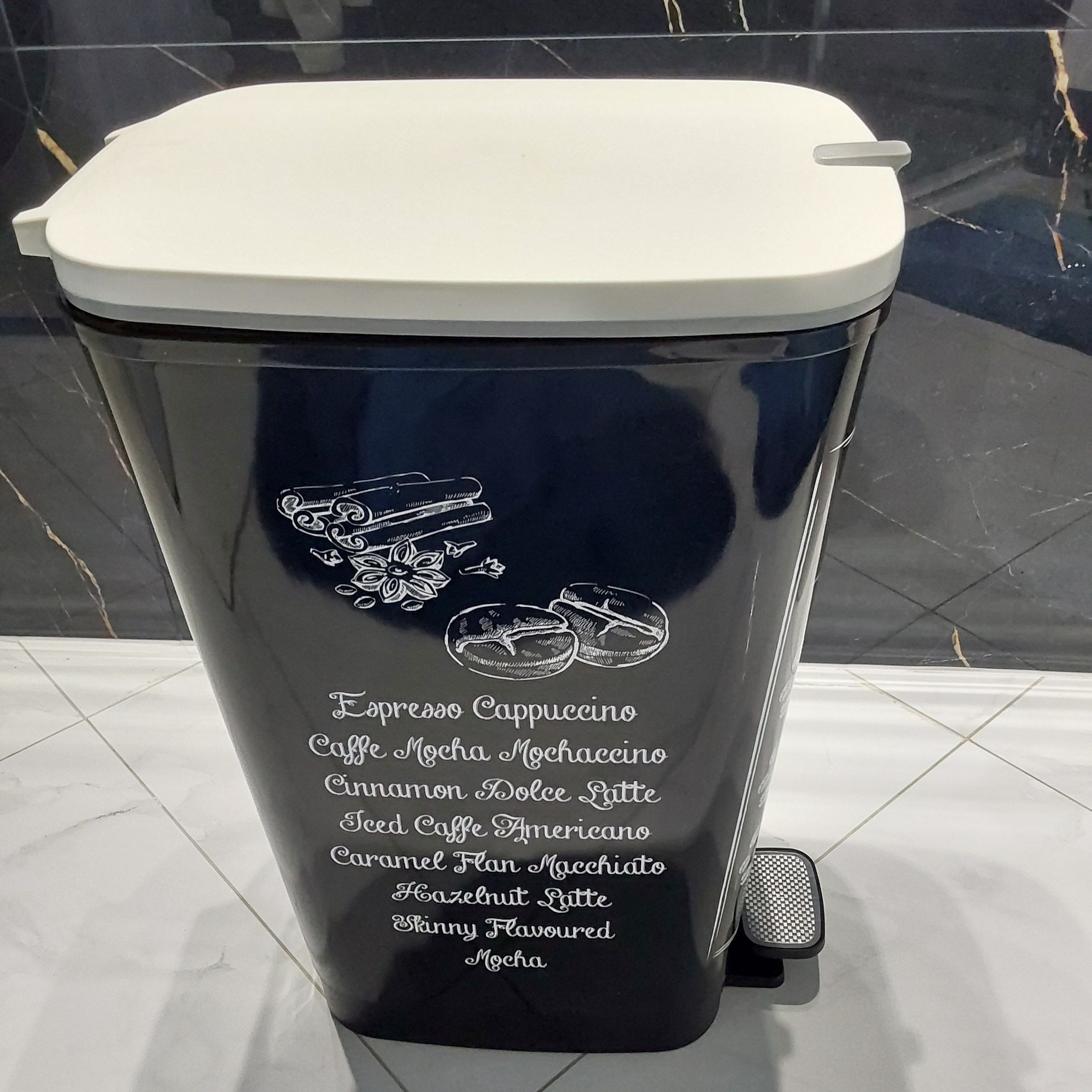 Pedálový odpadkový koš Keter 45 l Coffee Menu fotografie realizace 4