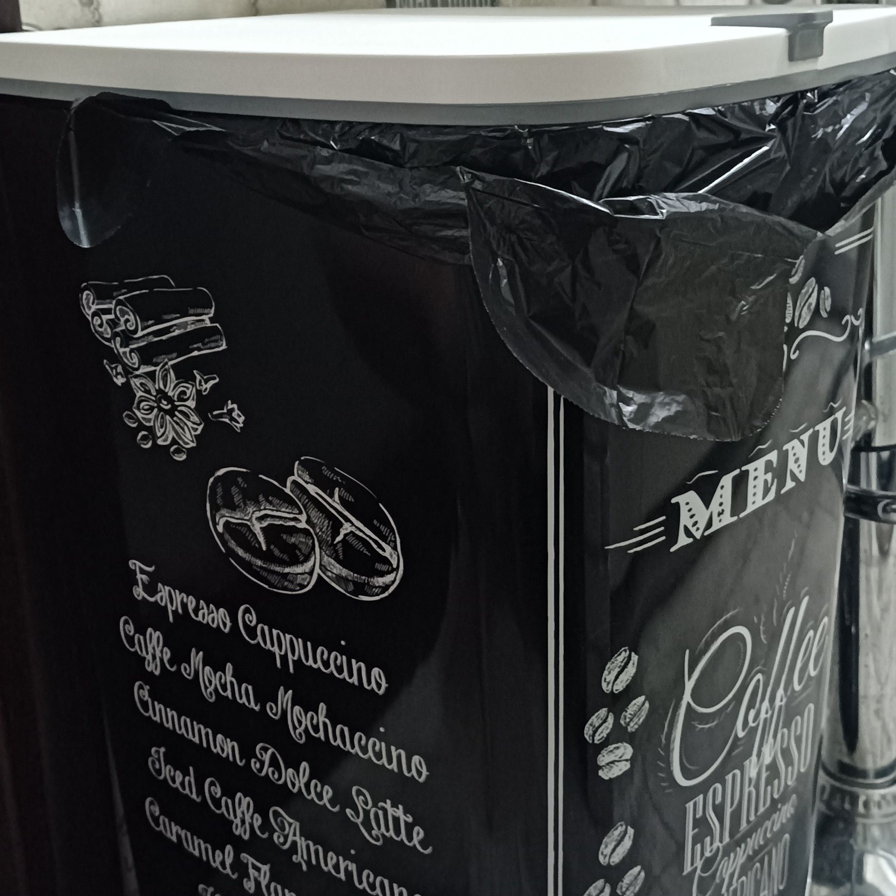 Pedálový odpadkový koš Keter 45 l Coffee Menu fotografie realizace 6
