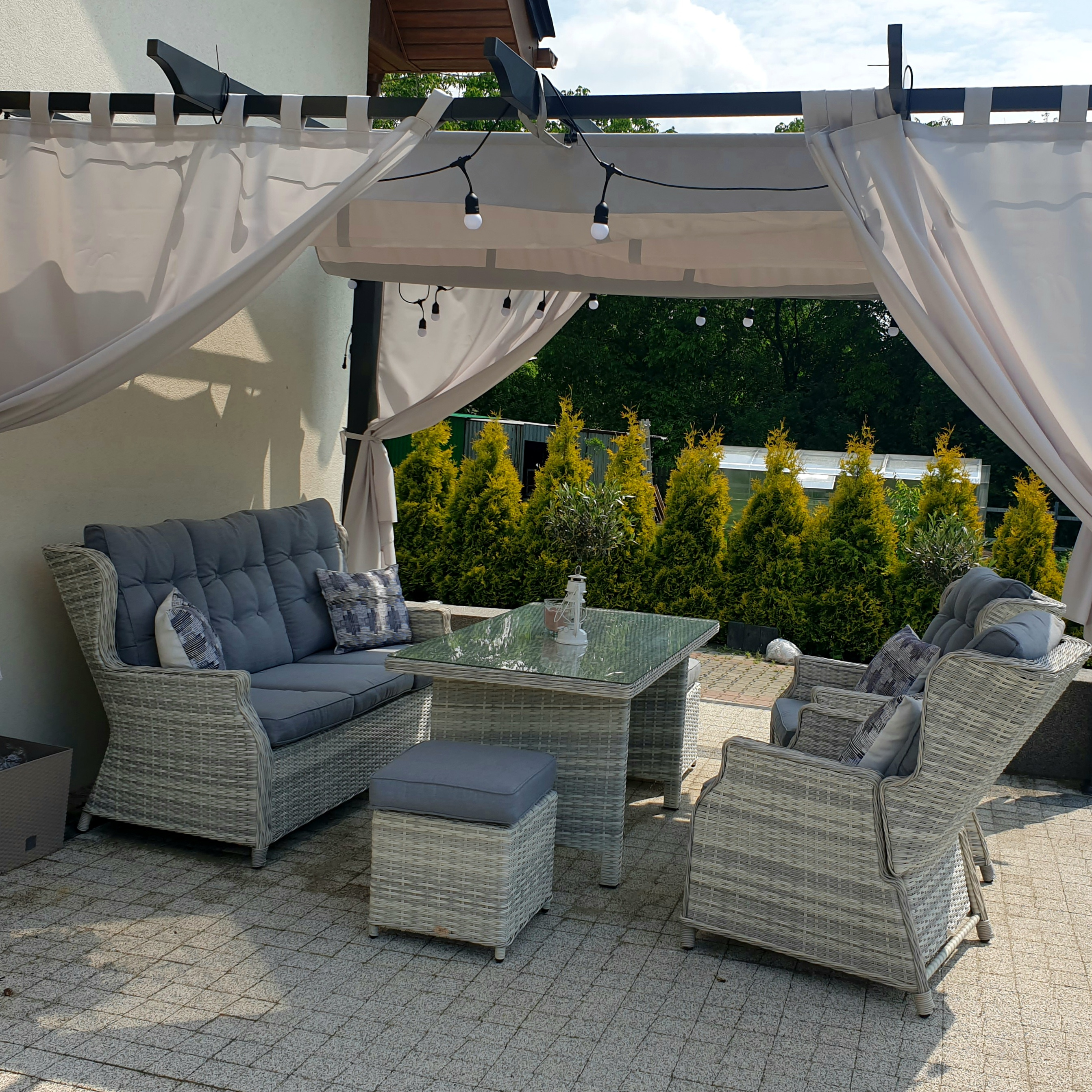 Zahradní set z umělého ratanu TRIVENTO 3 DINING White Grey fotografie realizace 1