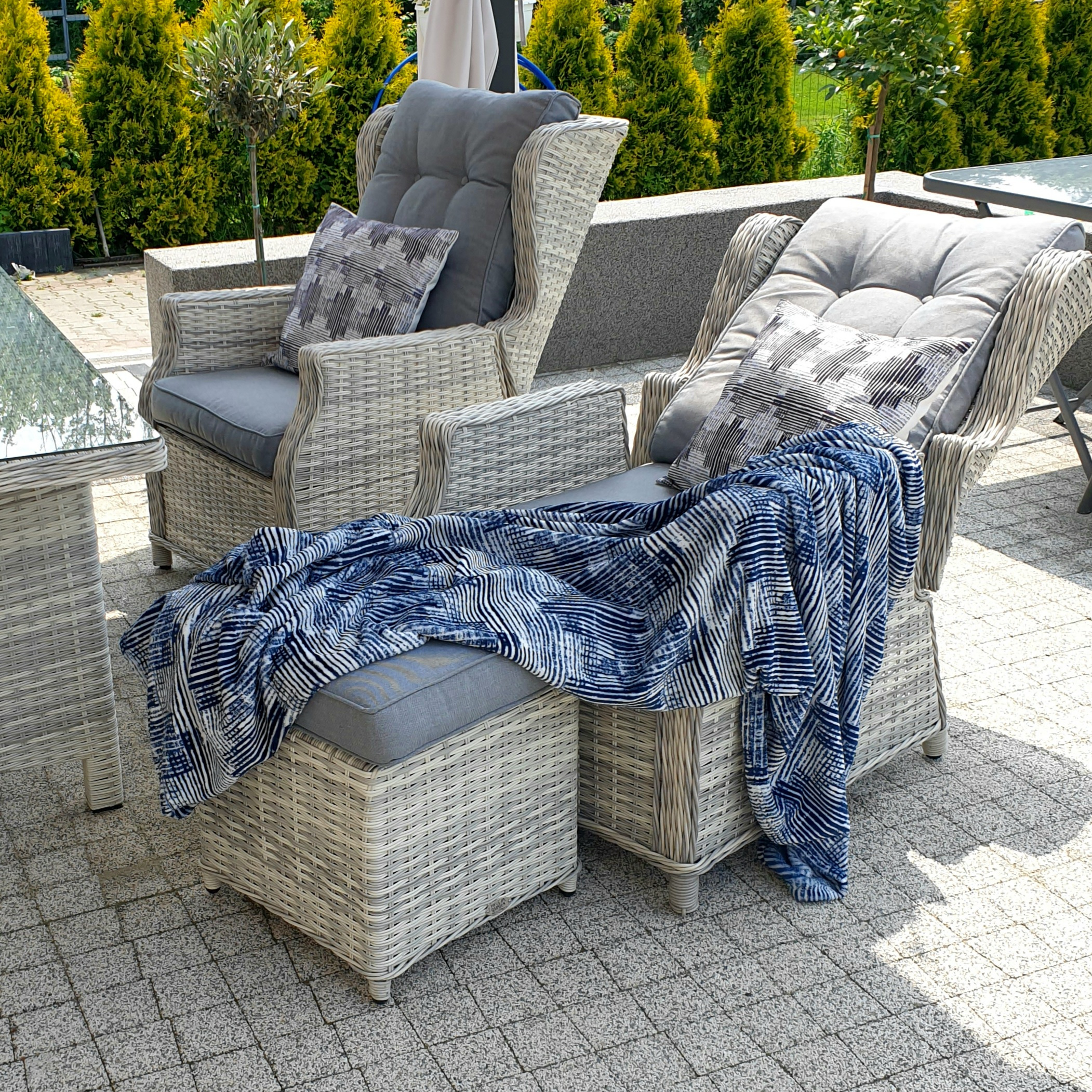 Zahradní set z umělého ratanu TRIVENTO 3 DINING White Grey fotografie realizace 2