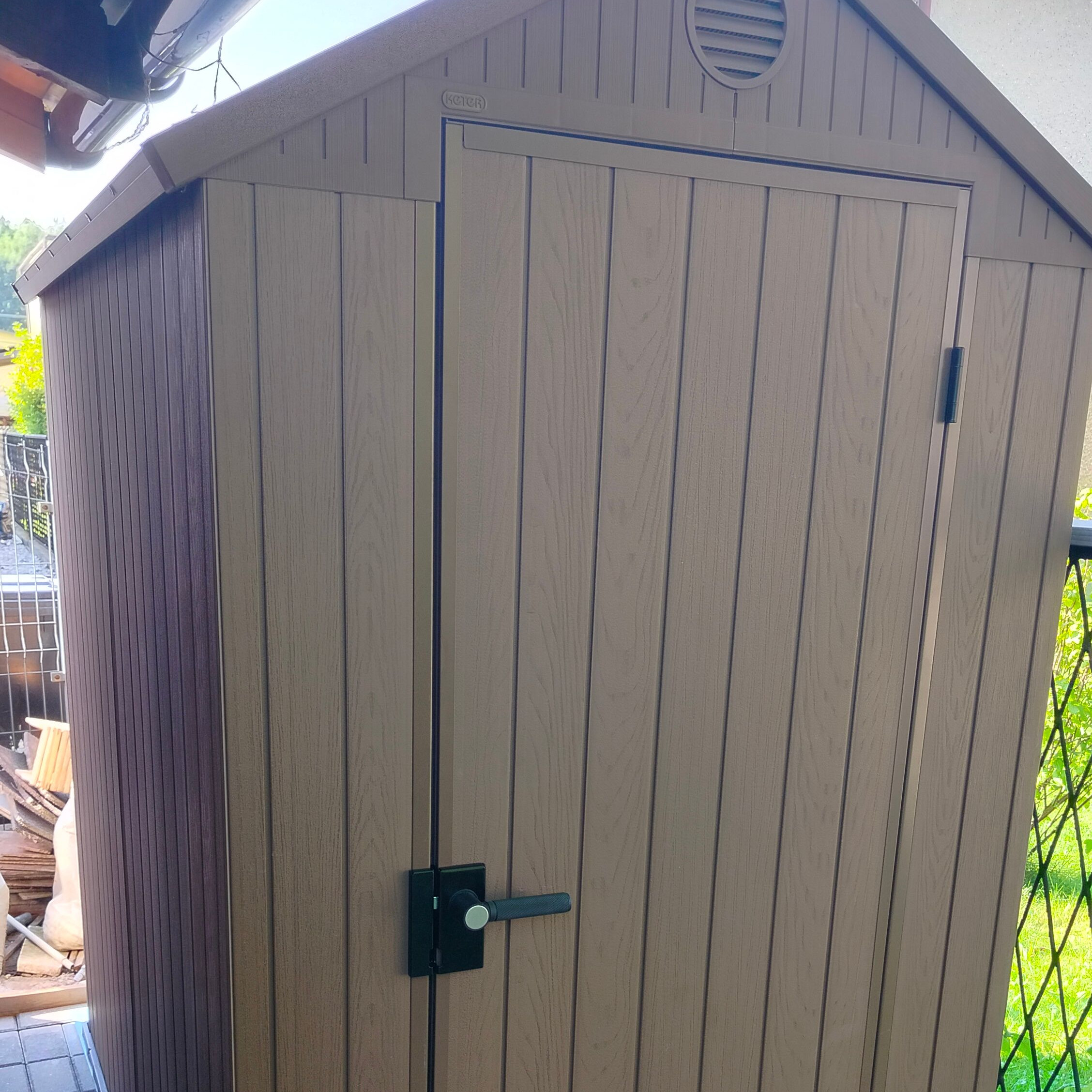 Plastový zahradní domek Keter DARWIN 4x6 hnědý fotografie realizace 4