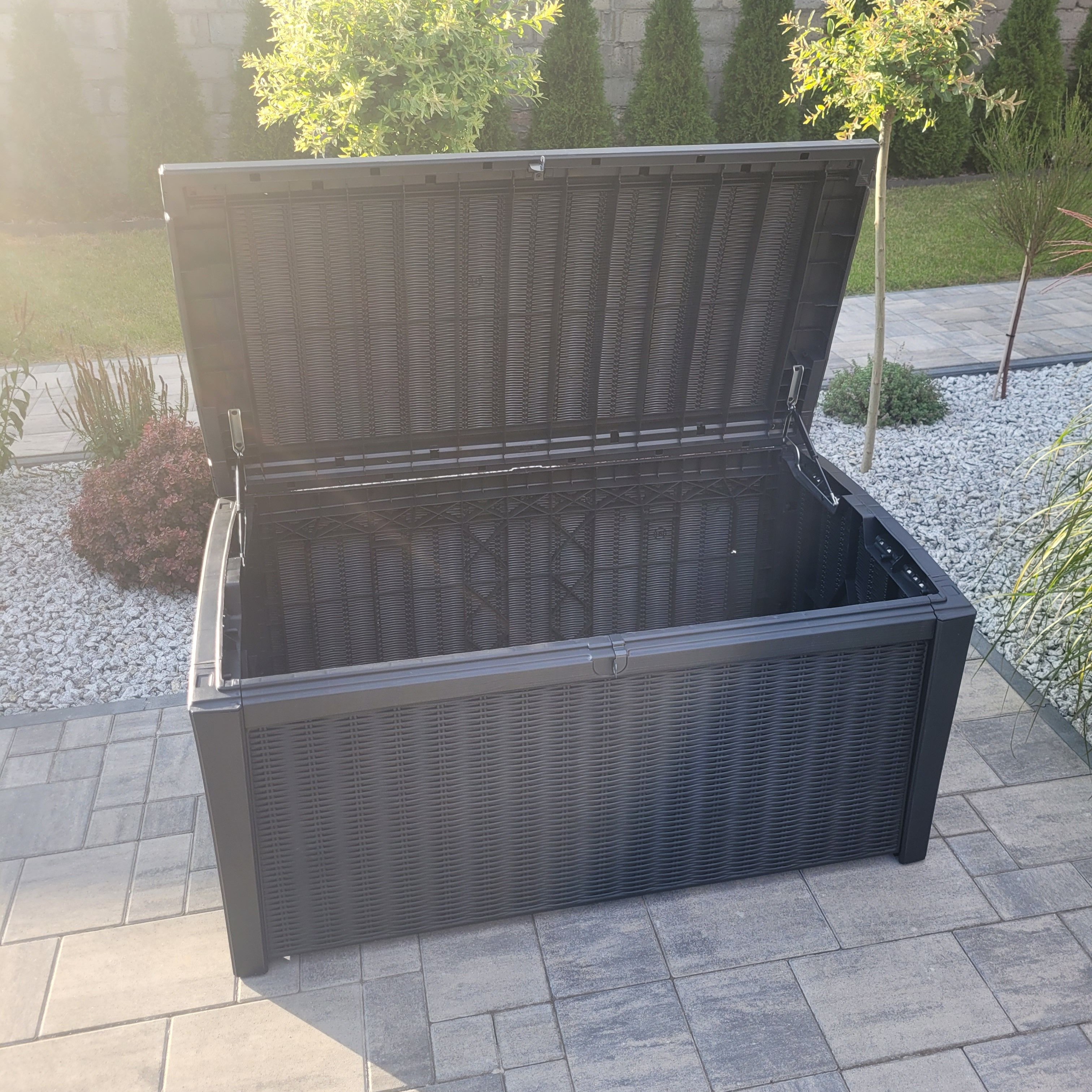 Zahradní úložný box Keter Borneo 416 l, grafit fotografie realizace 6