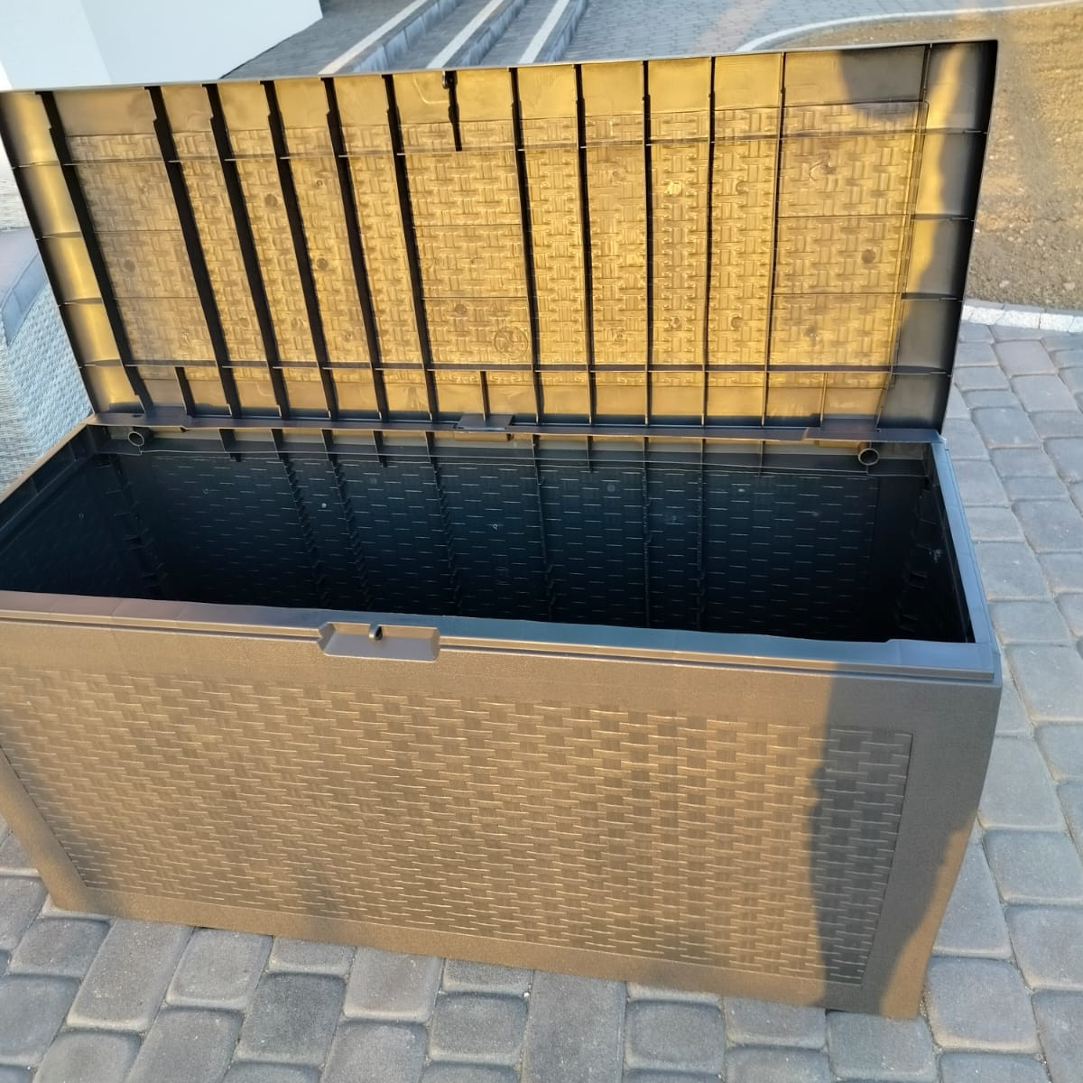Zahradní úložný box Keter Samoa Rattan 270l grafit fotografie realizace 2