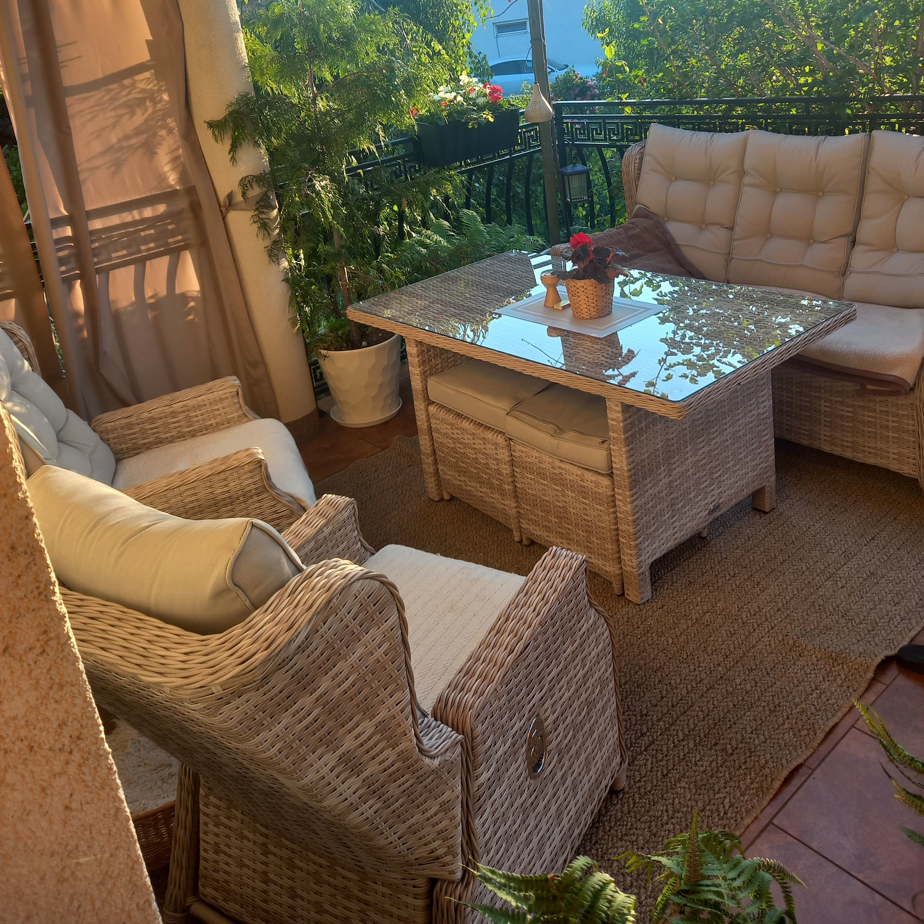 Zahradní sestava Bjørkka Baltimore Dining Beige s pufy fotografie realizace 2