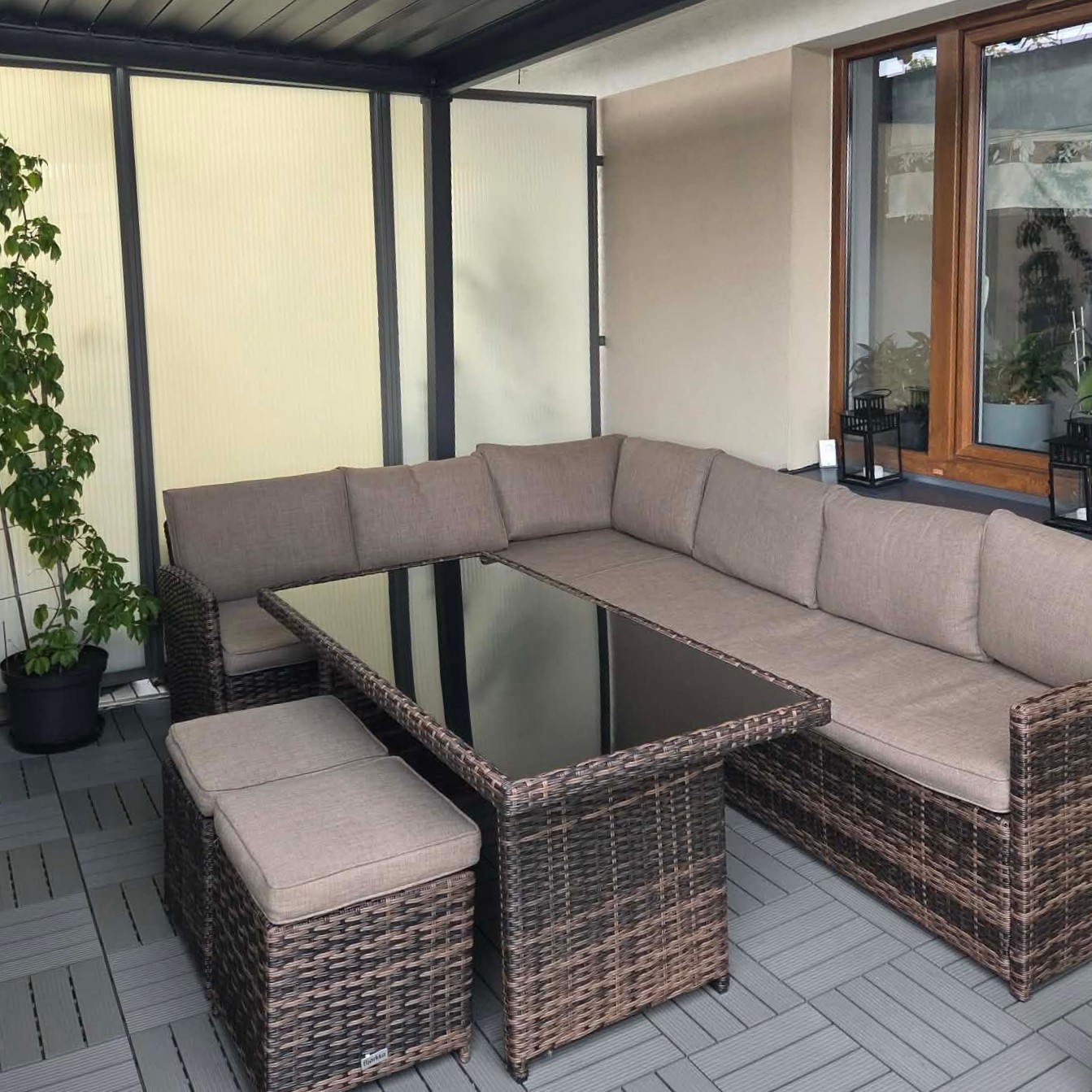 Zahradní rohová souprava Salo s pufy, hnědá fotografie realizace 5