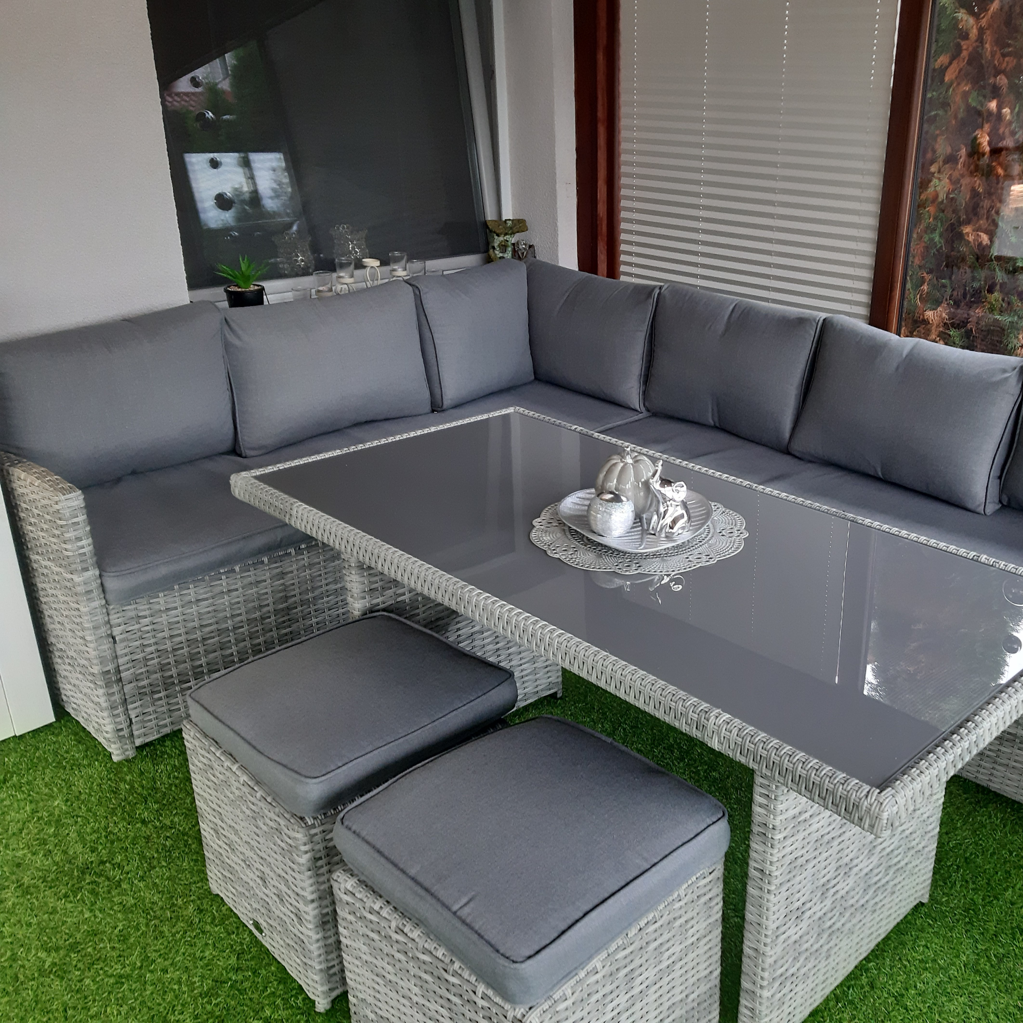 Zahradní rohová sestava Salo Stone Grey s pufy fotografie realizace 3