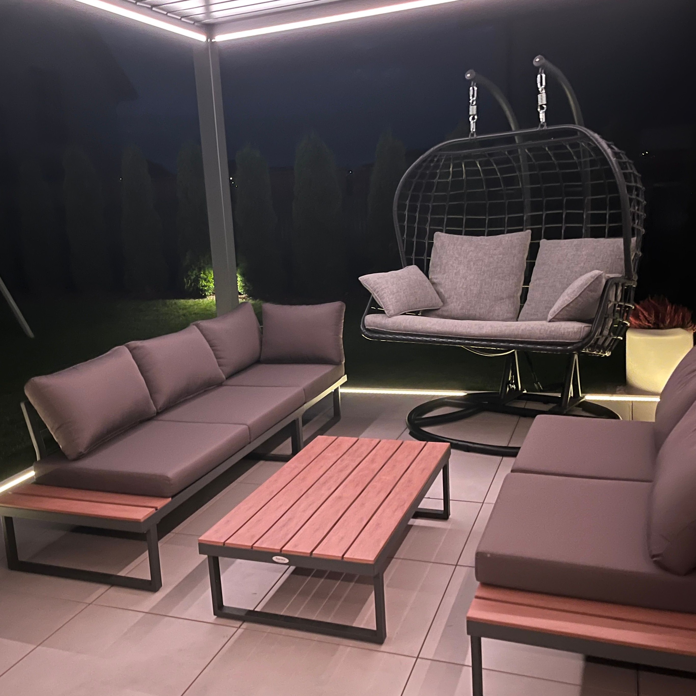 Kovová rohová sedací souprava Bjørkka EMERSON Dark Grey fotografie realizace 12