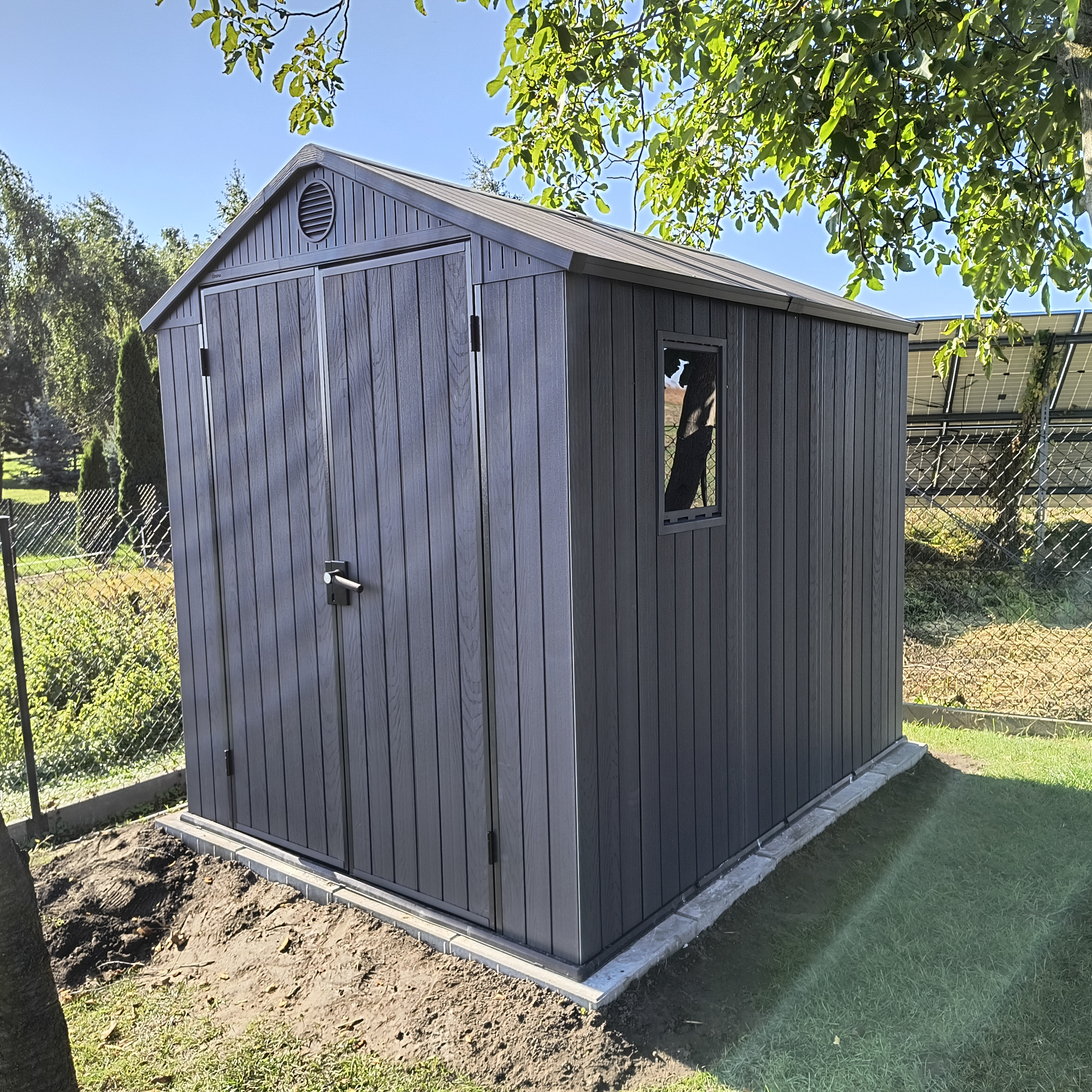 Zahradní domek Keter Darwin 6x8 grafitový fotografie realizace 1