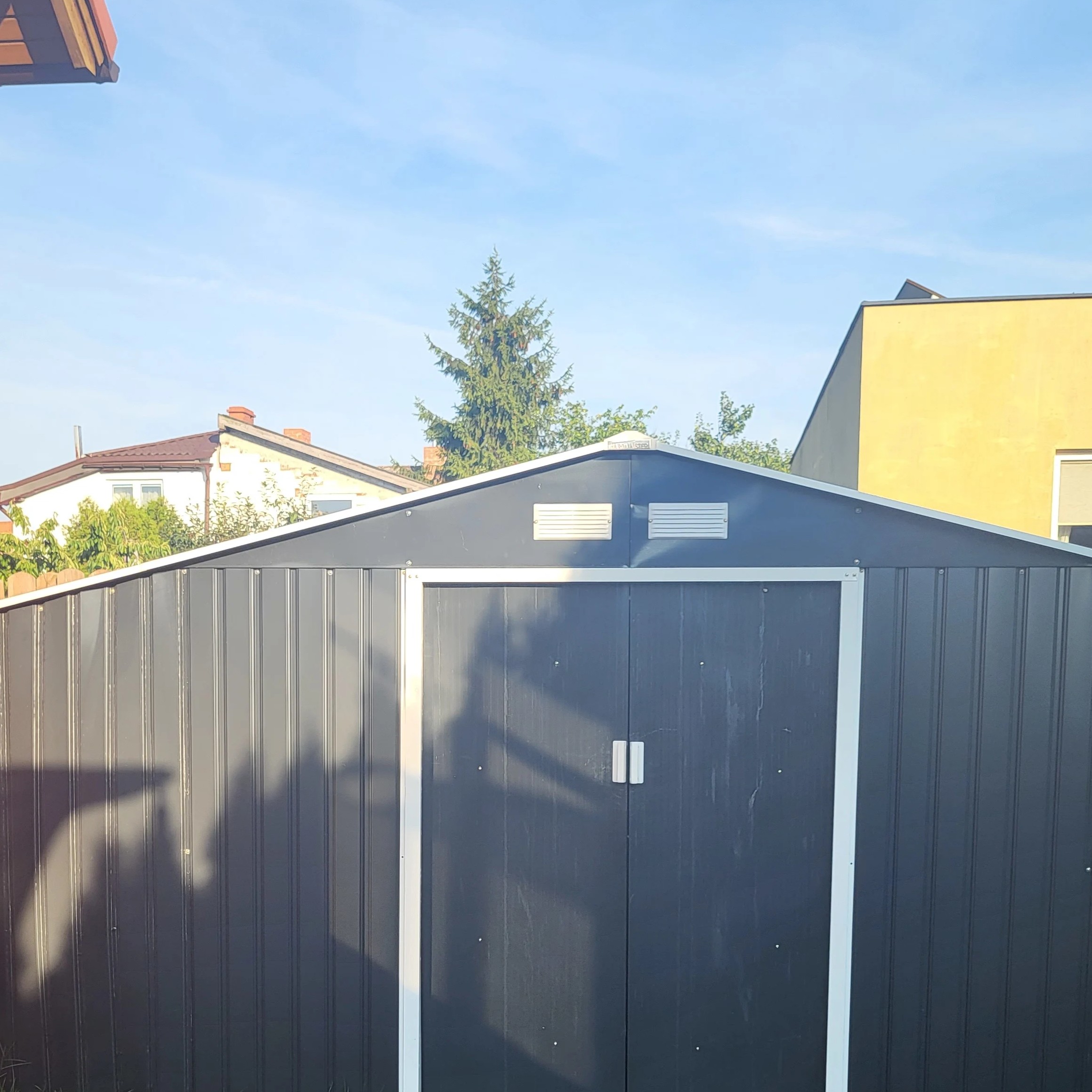 Kovový domek na nářadí Hardmaister MADISON s dřevníkem fotografie realizace 1