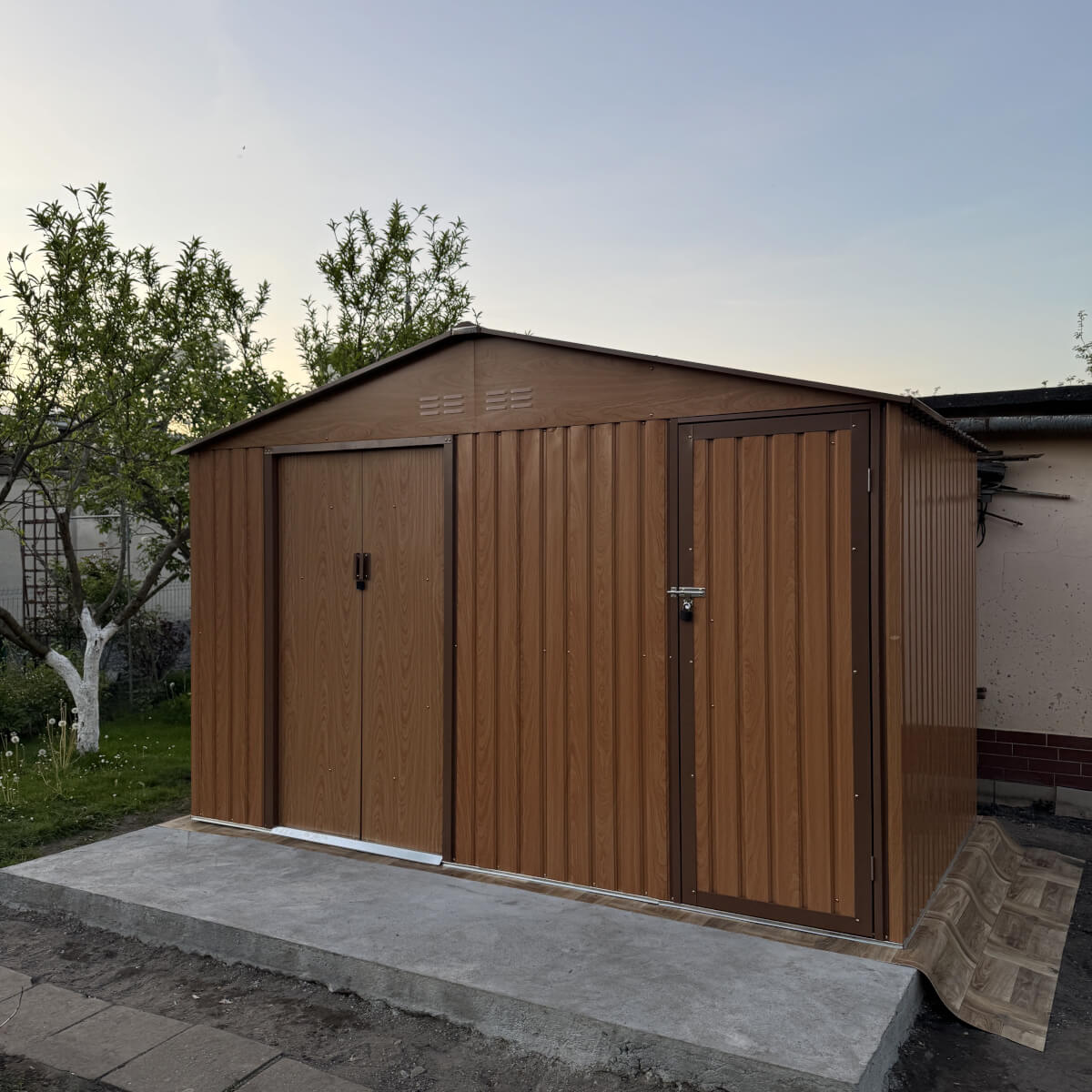 Kovový domek na nářadí FALCON 340x194 cm Walnut - Hardmaister fotografie realizace 3