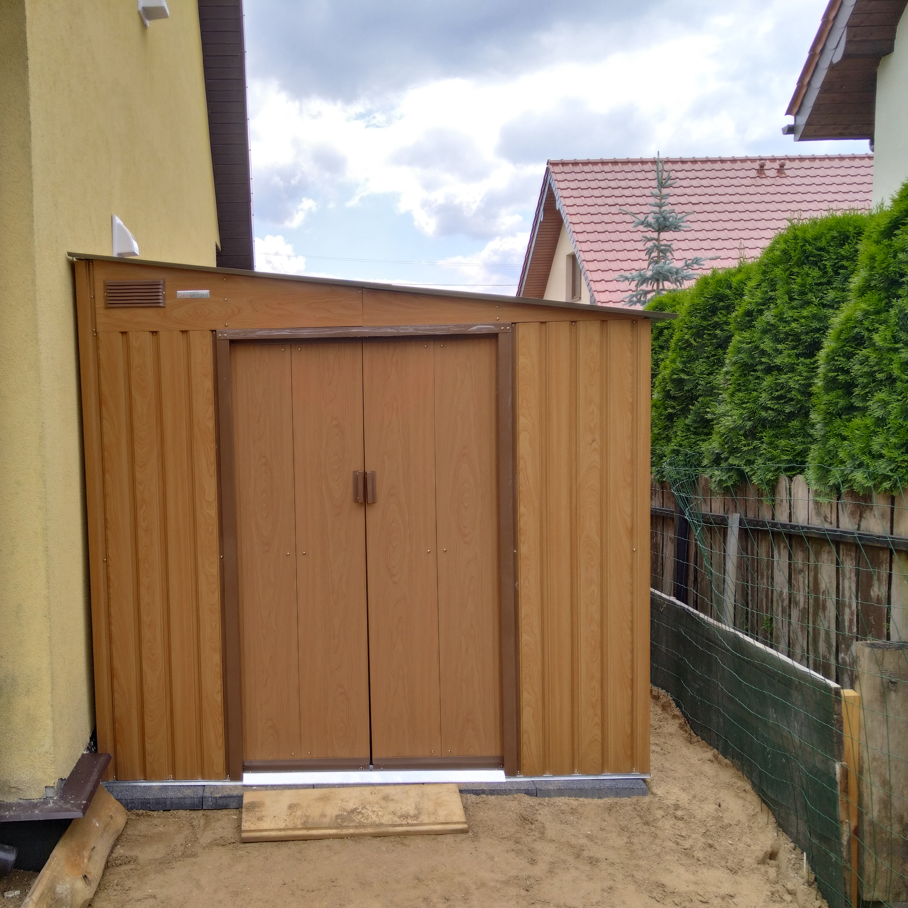 Kovový zahradní domek JASPER 214x257 cm Dub hnědý fotografie realizace 1