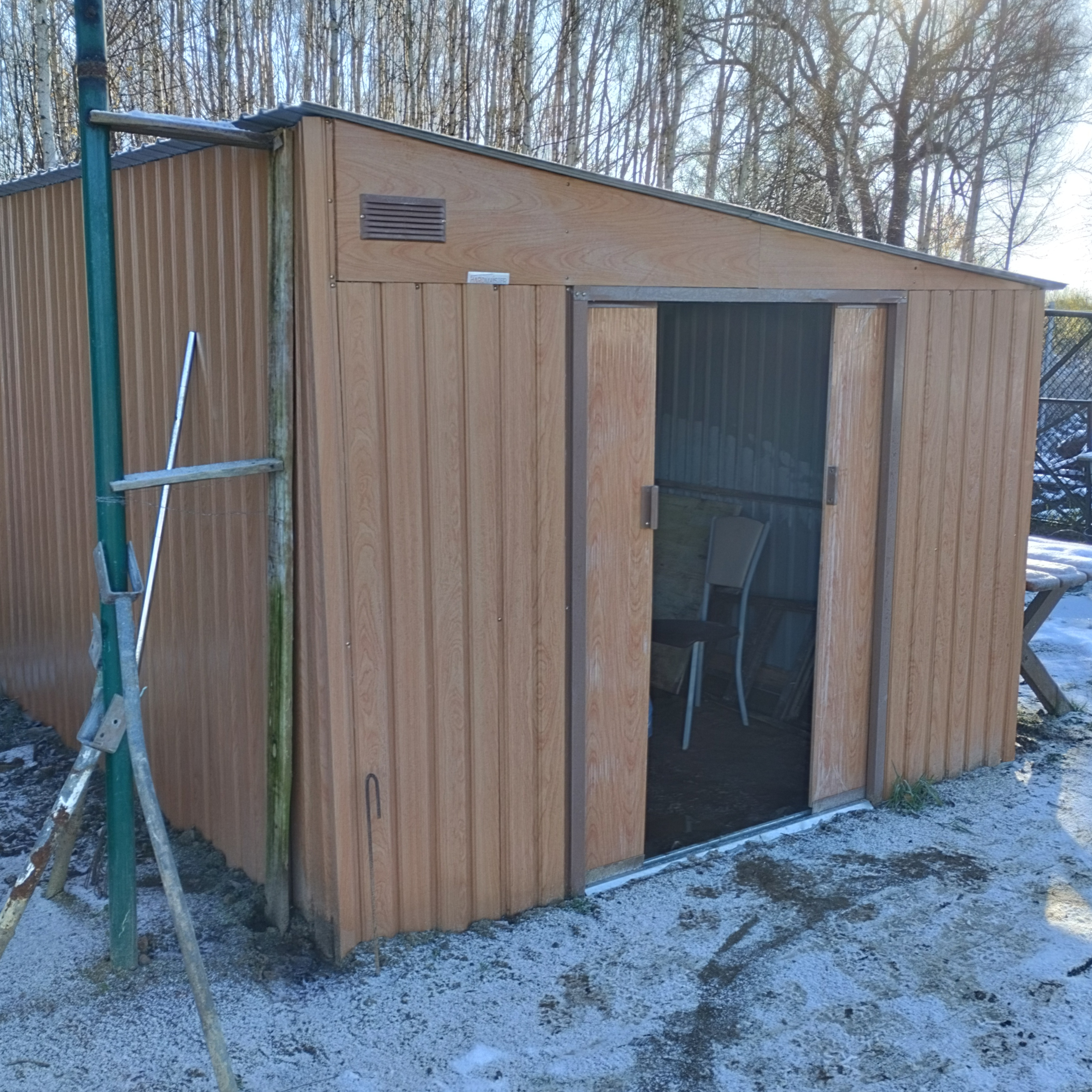 Kovový zahradní domek JASPER 279x321 cm Dub hnědý fotografie realizace 5