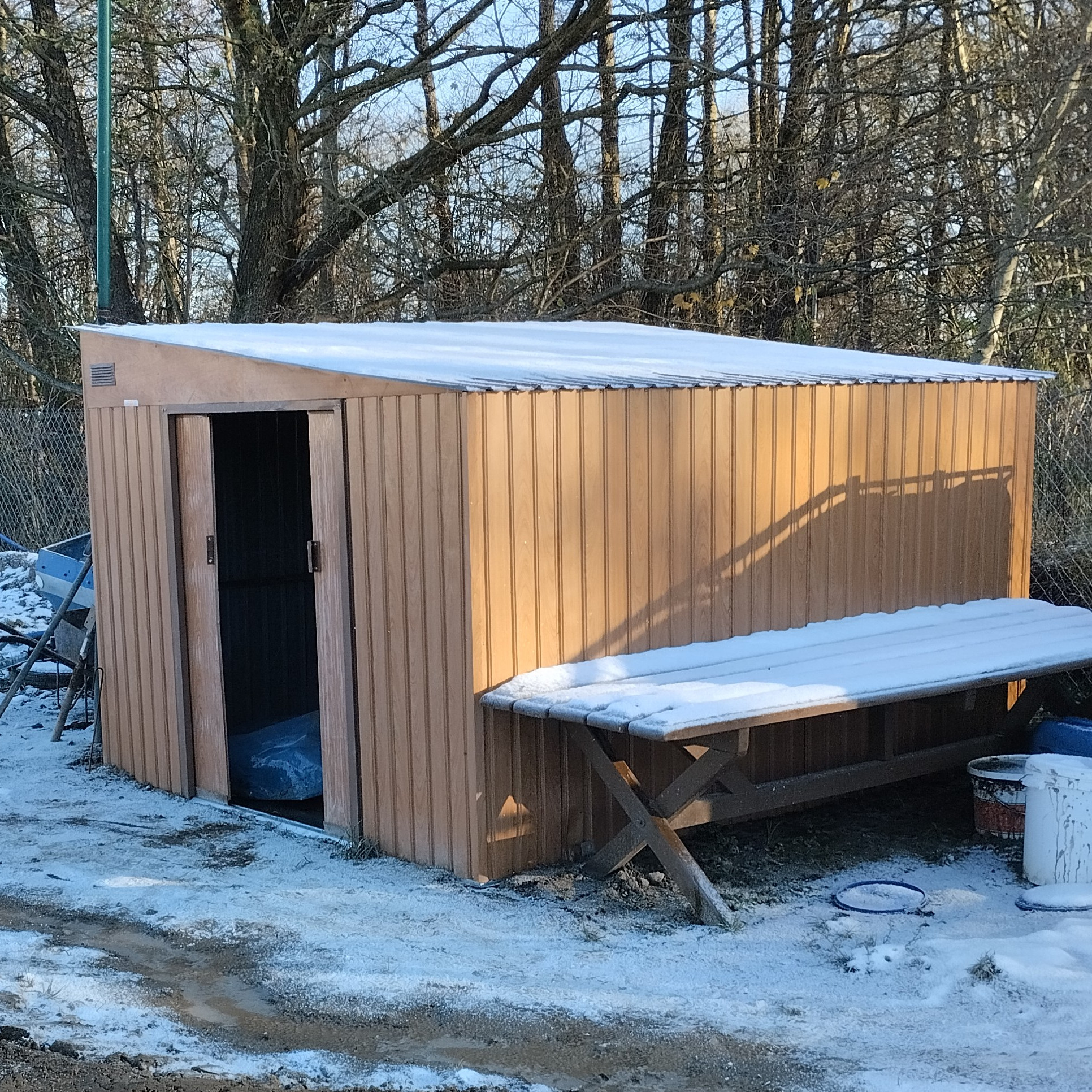 Kovový zahradní domek JASPER 279x321 cm Dub hnědý fotografie realizace 6