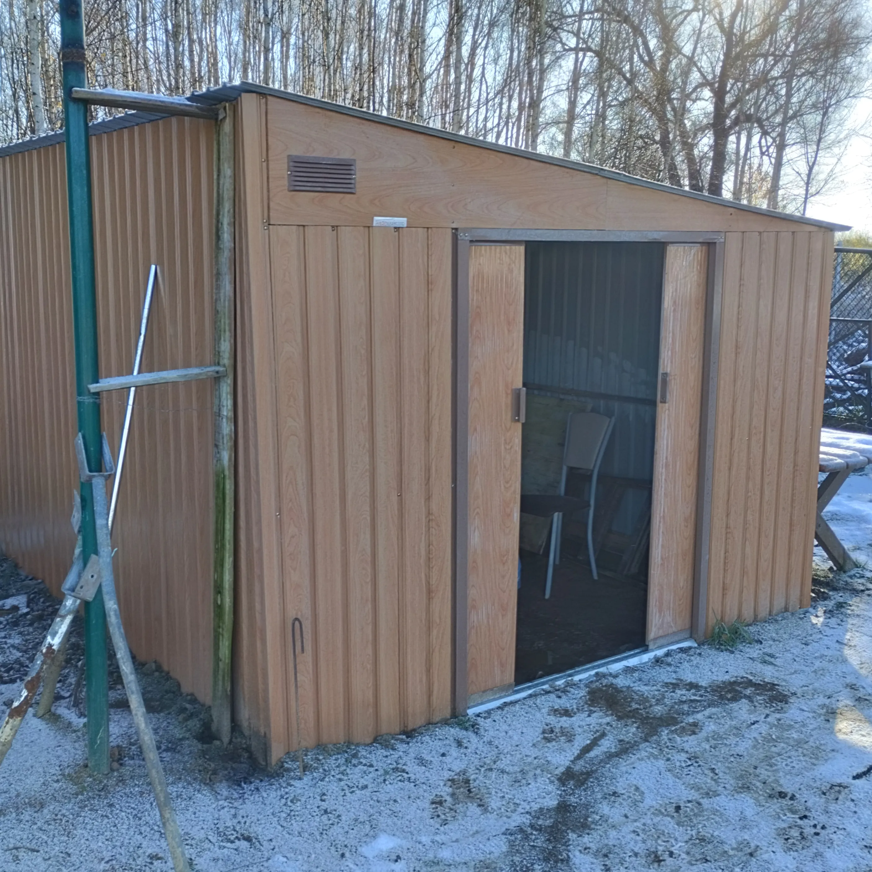 Kovový zahradní domek JASPER 279x321 cm Dub hnědý fotografie realizace 3