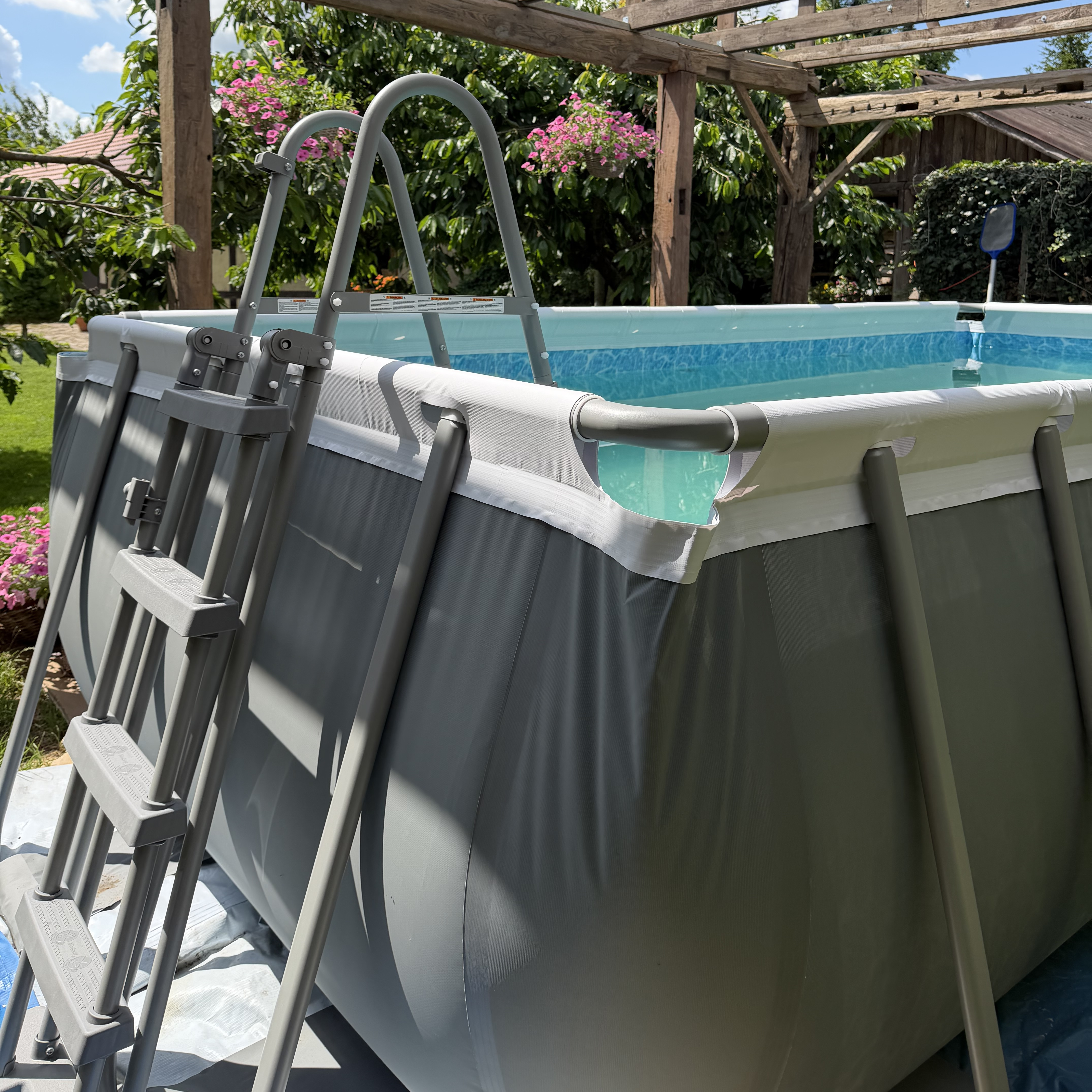Obdélníkový bazén Bestway Power Steel 4,88 x 2,44 x 1,22 m fotografie realizace 3